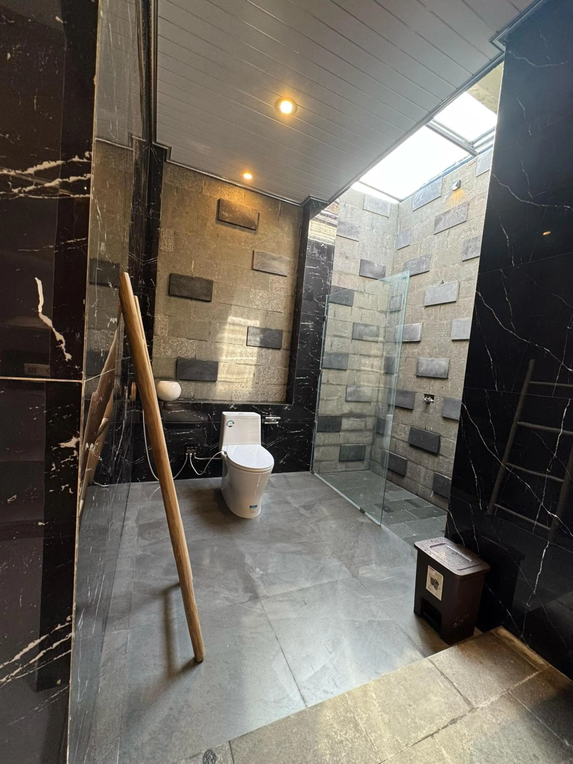Toilet in The Kanha Palace