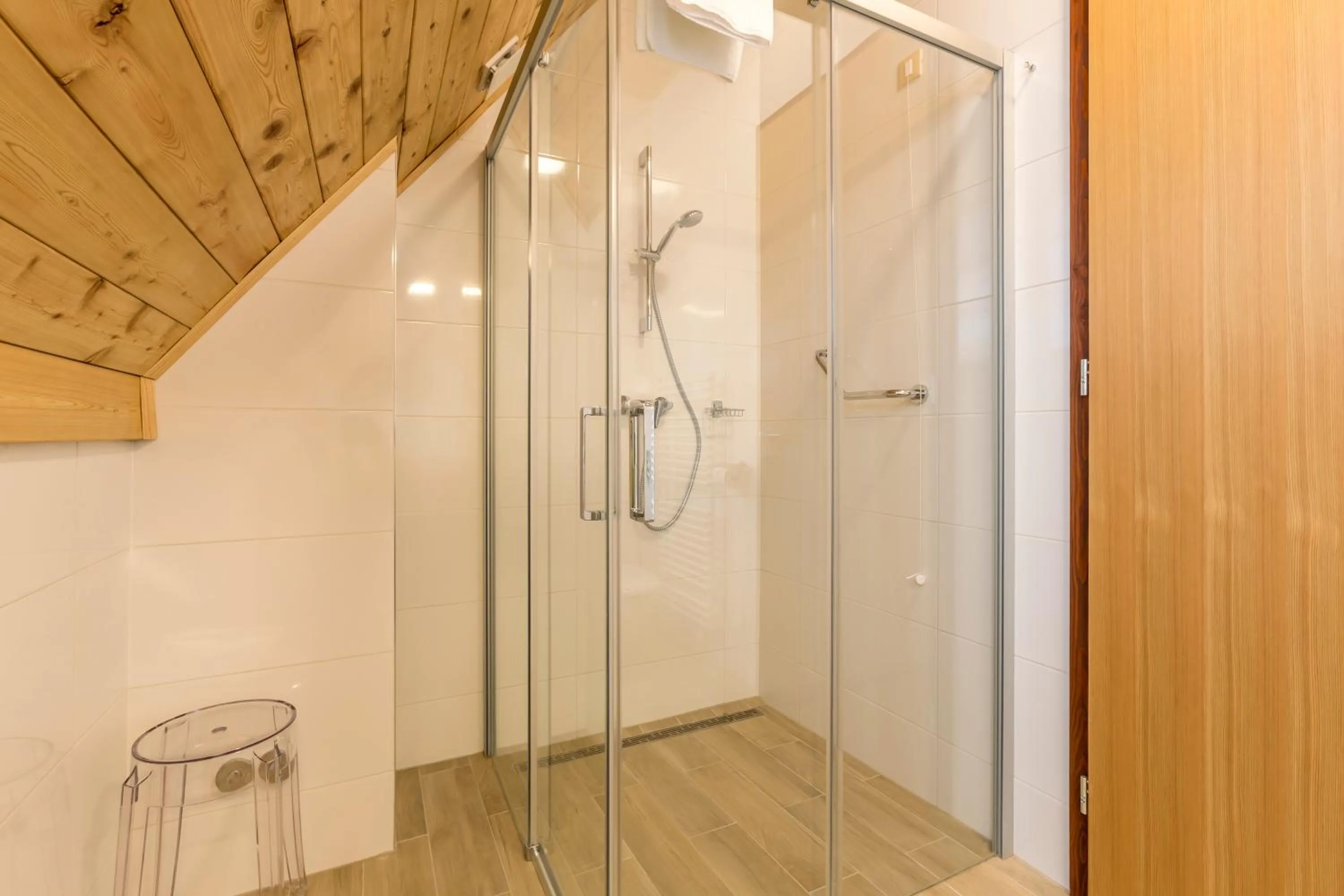 Shower in Fenomen Plitvice Resort