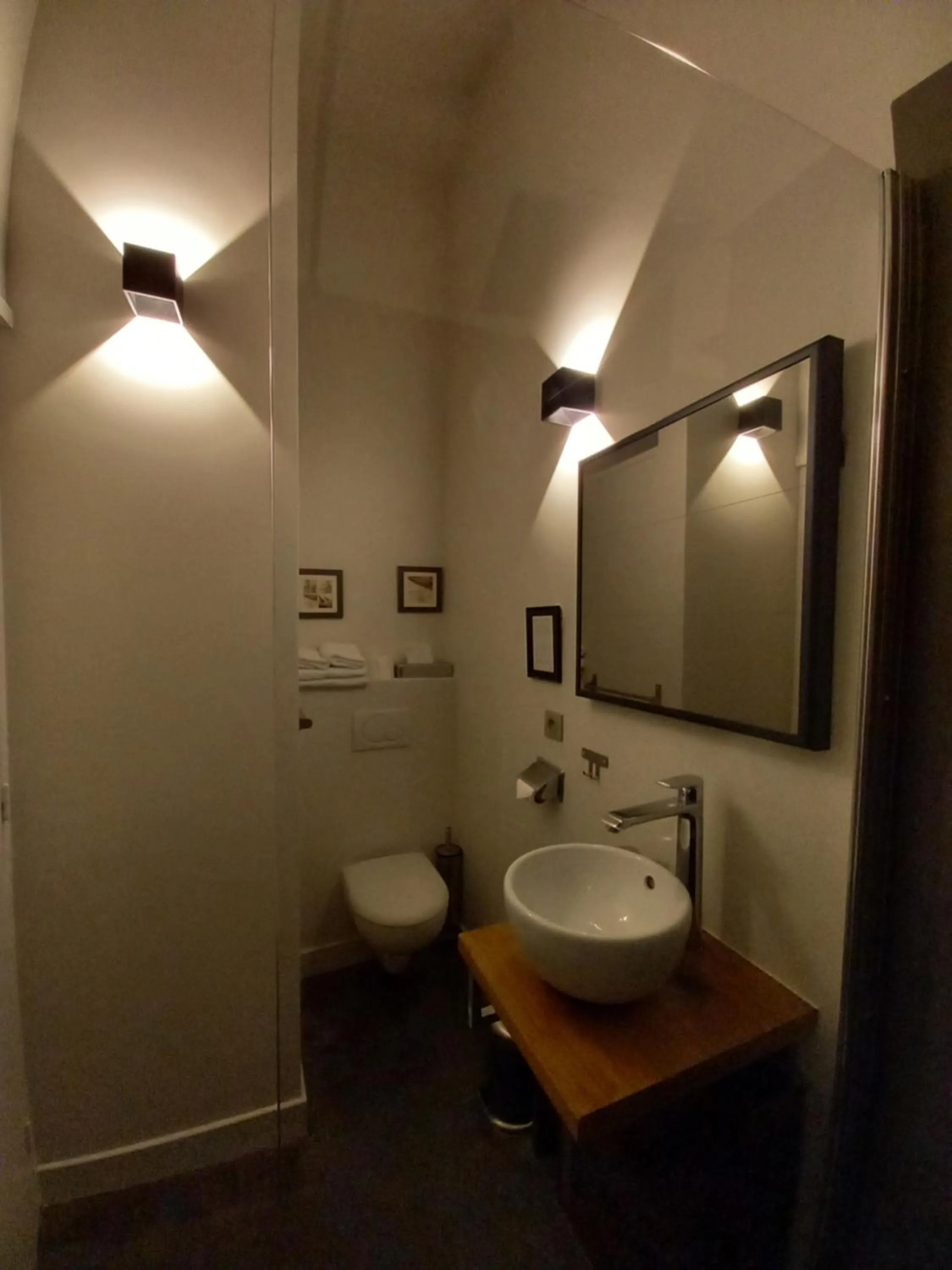 Bathroom in Hôtel La Caravelle