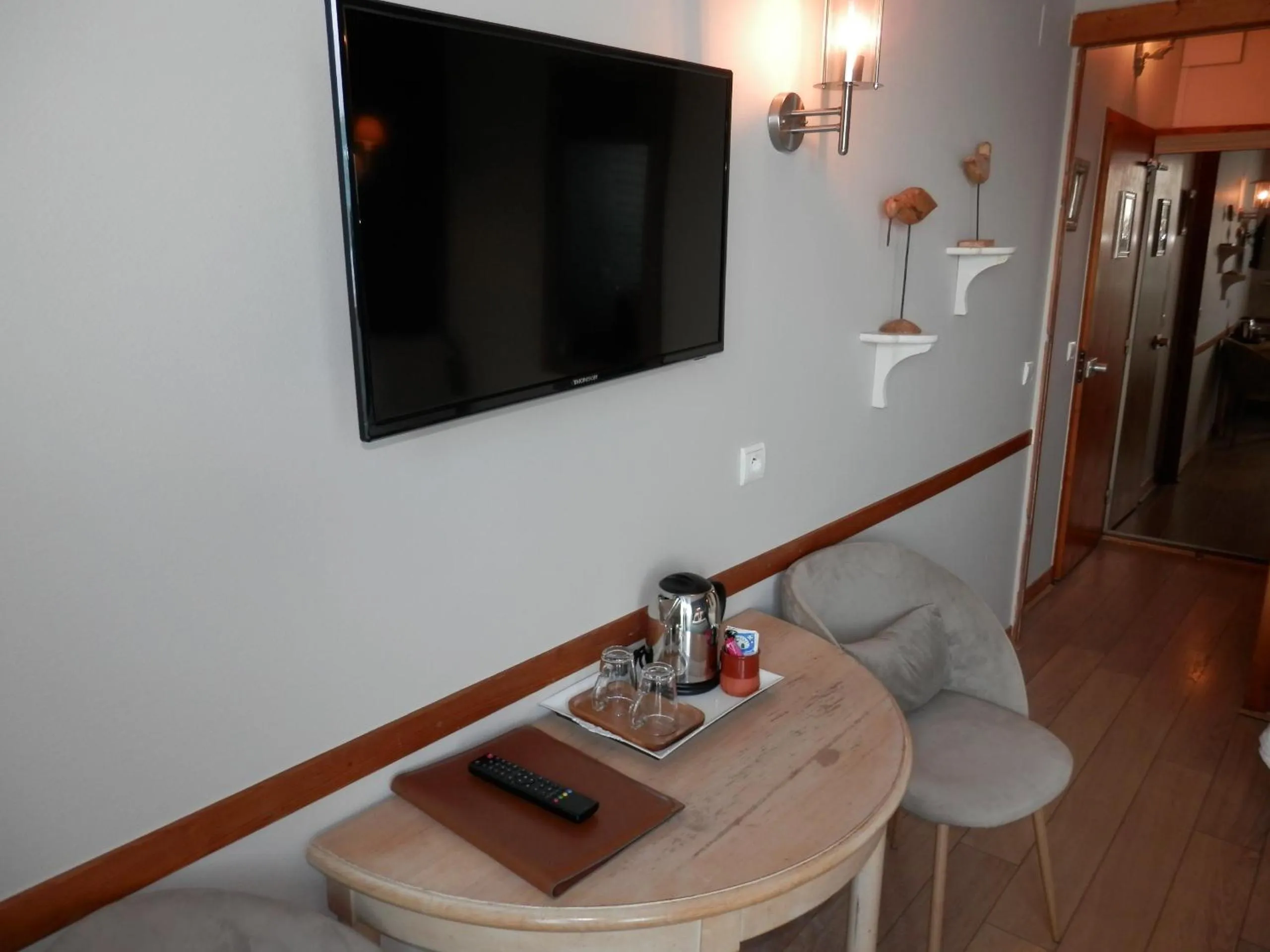 TV and multimedia in Hôtel La Caravelle