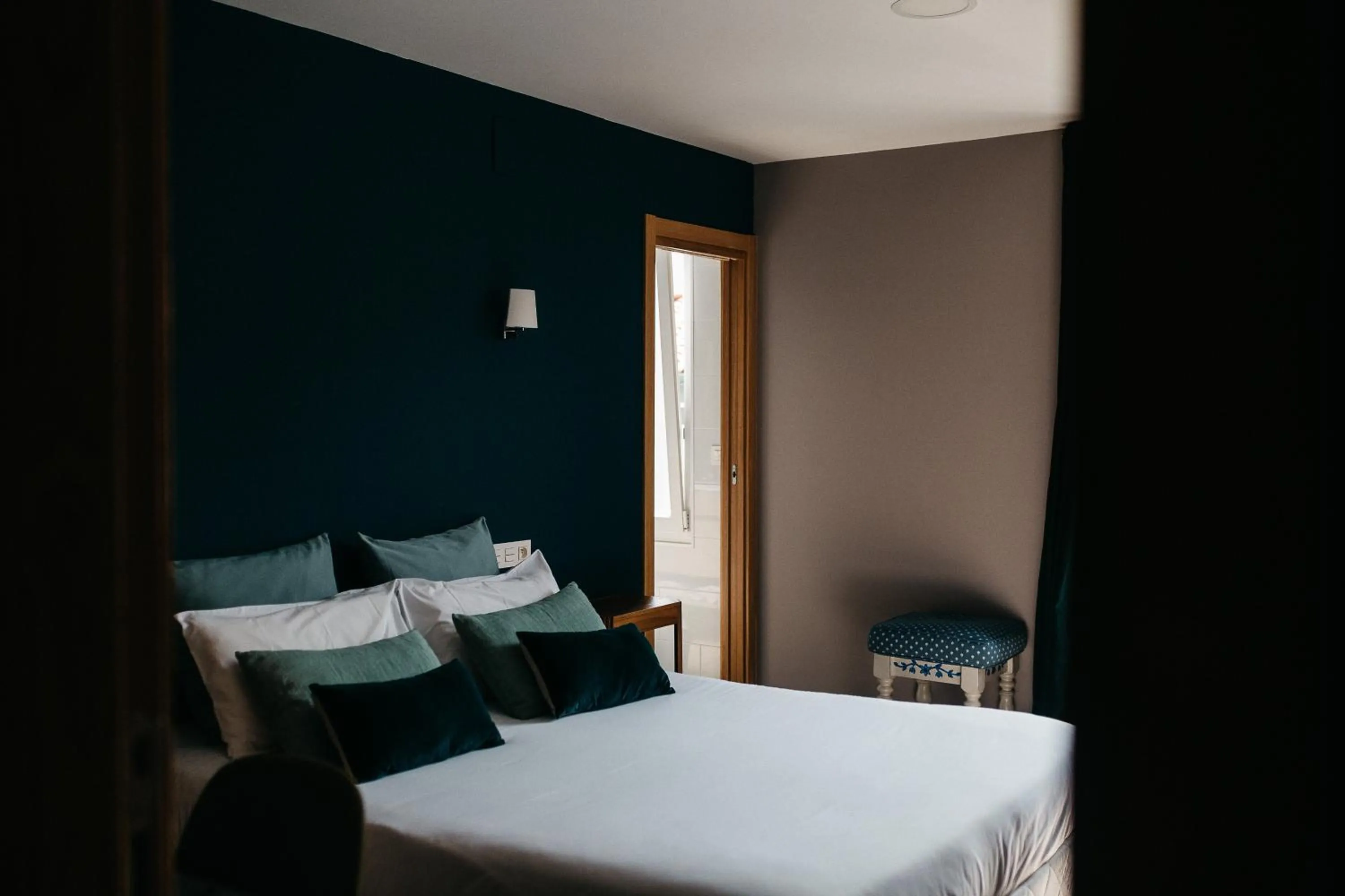 Photo of the whole room, Bed in Hôtel La Caravelle