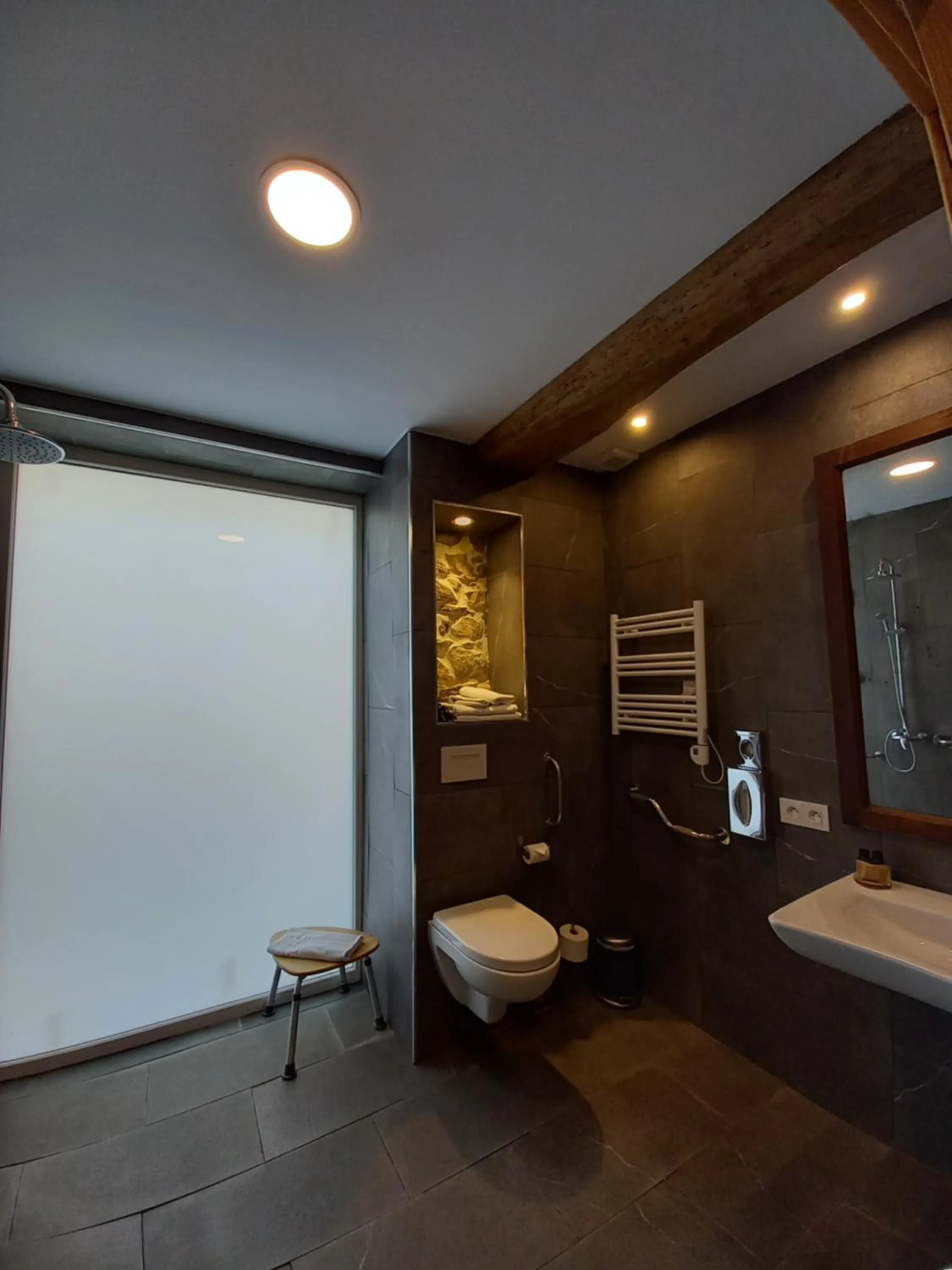 Bathroom in Hôtel La Caravelle