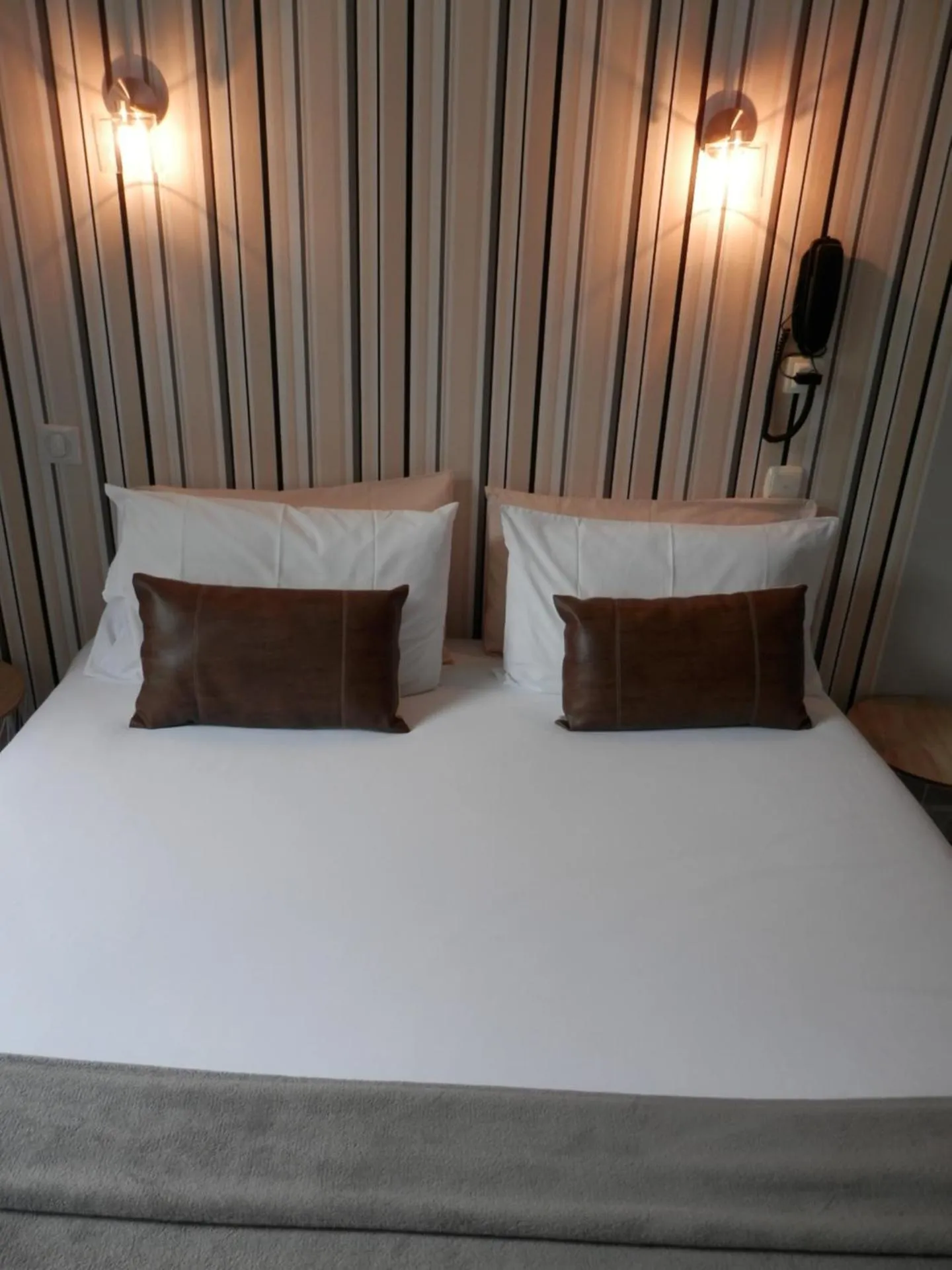 Bed in Hôtel La Caravelle