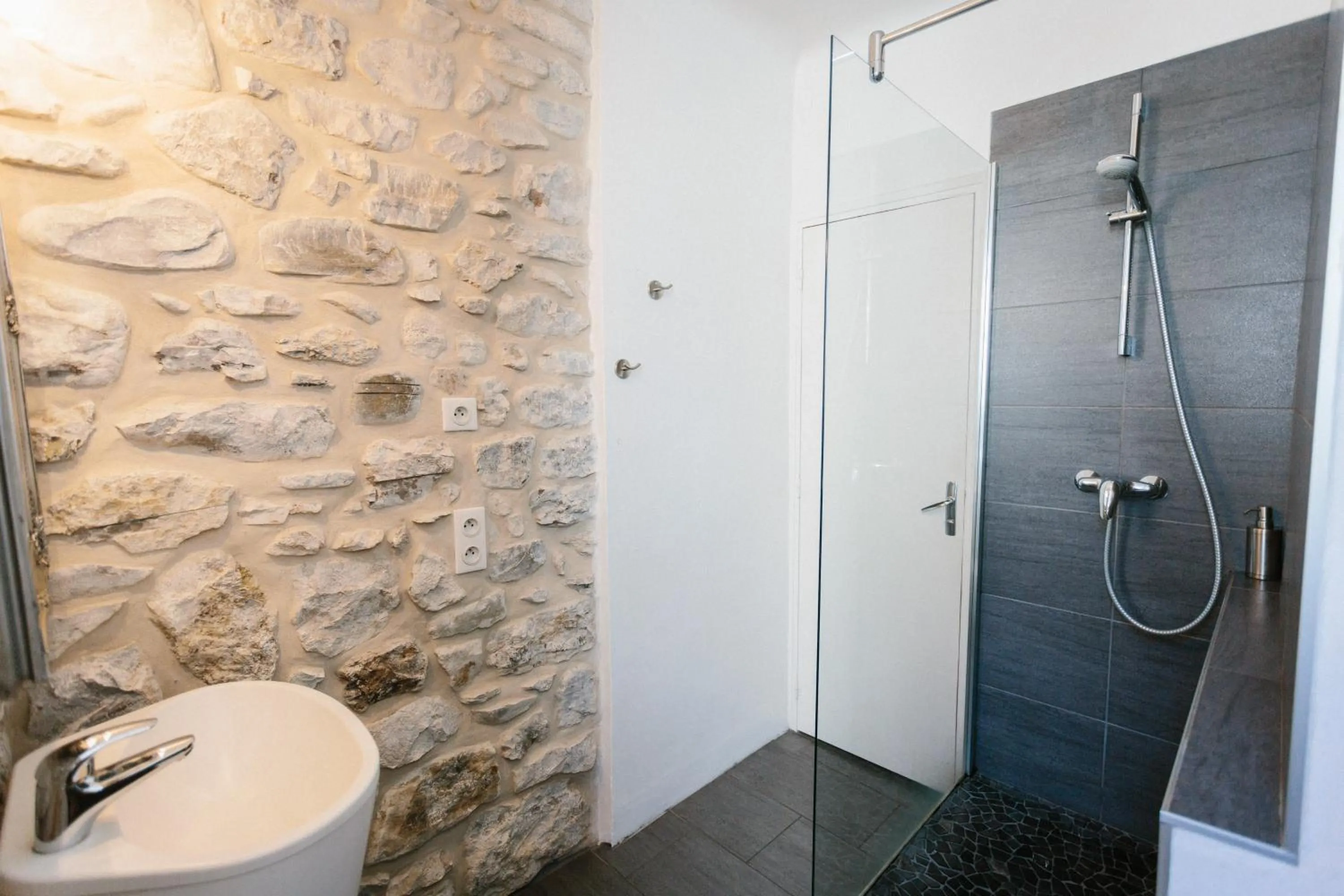 Bathroom in Hôtel La Caravelle