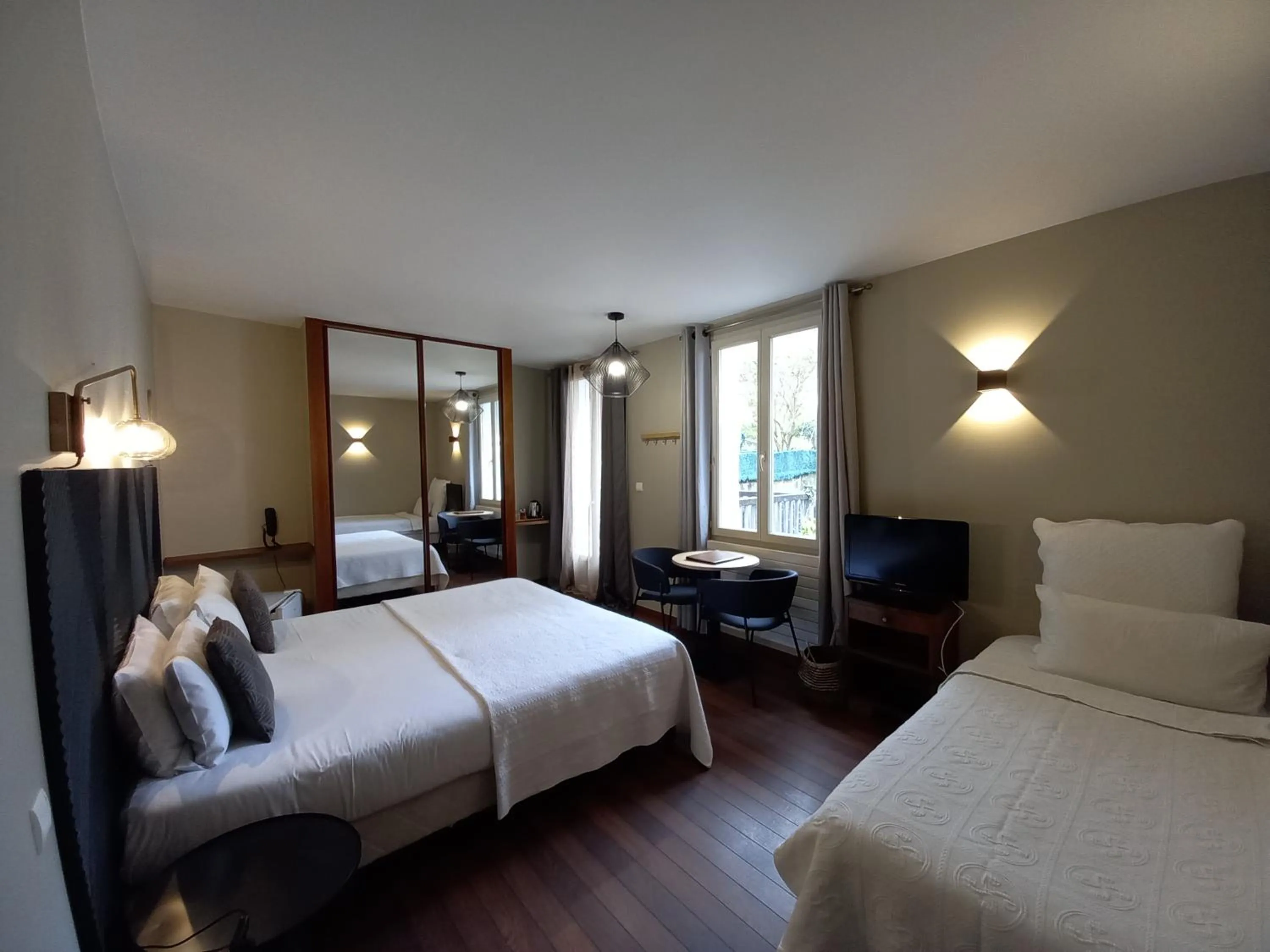 Photo of the whole room, Bed in Hôtel La Caravelle