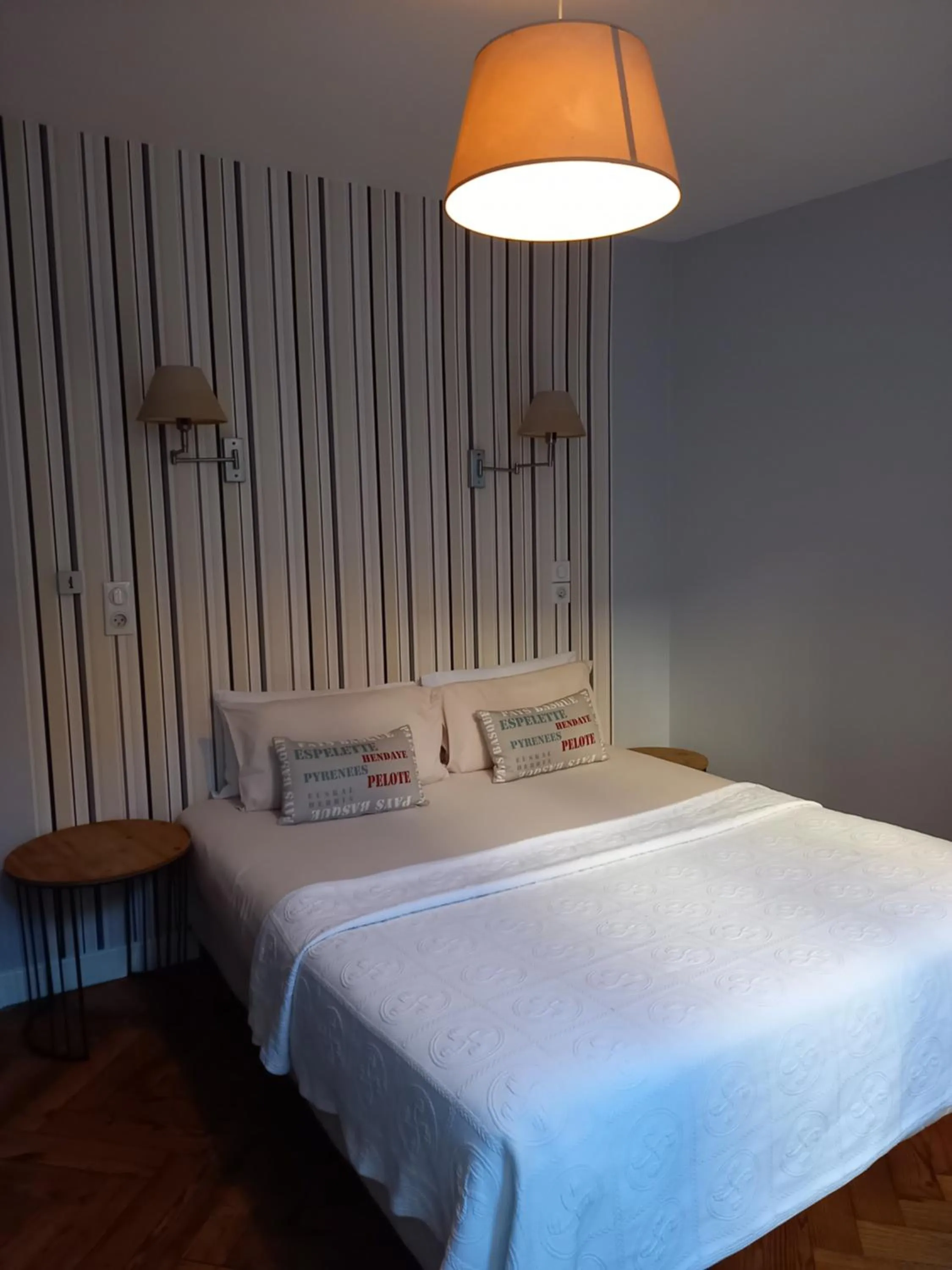 Bed in Hôtel La Caravelle