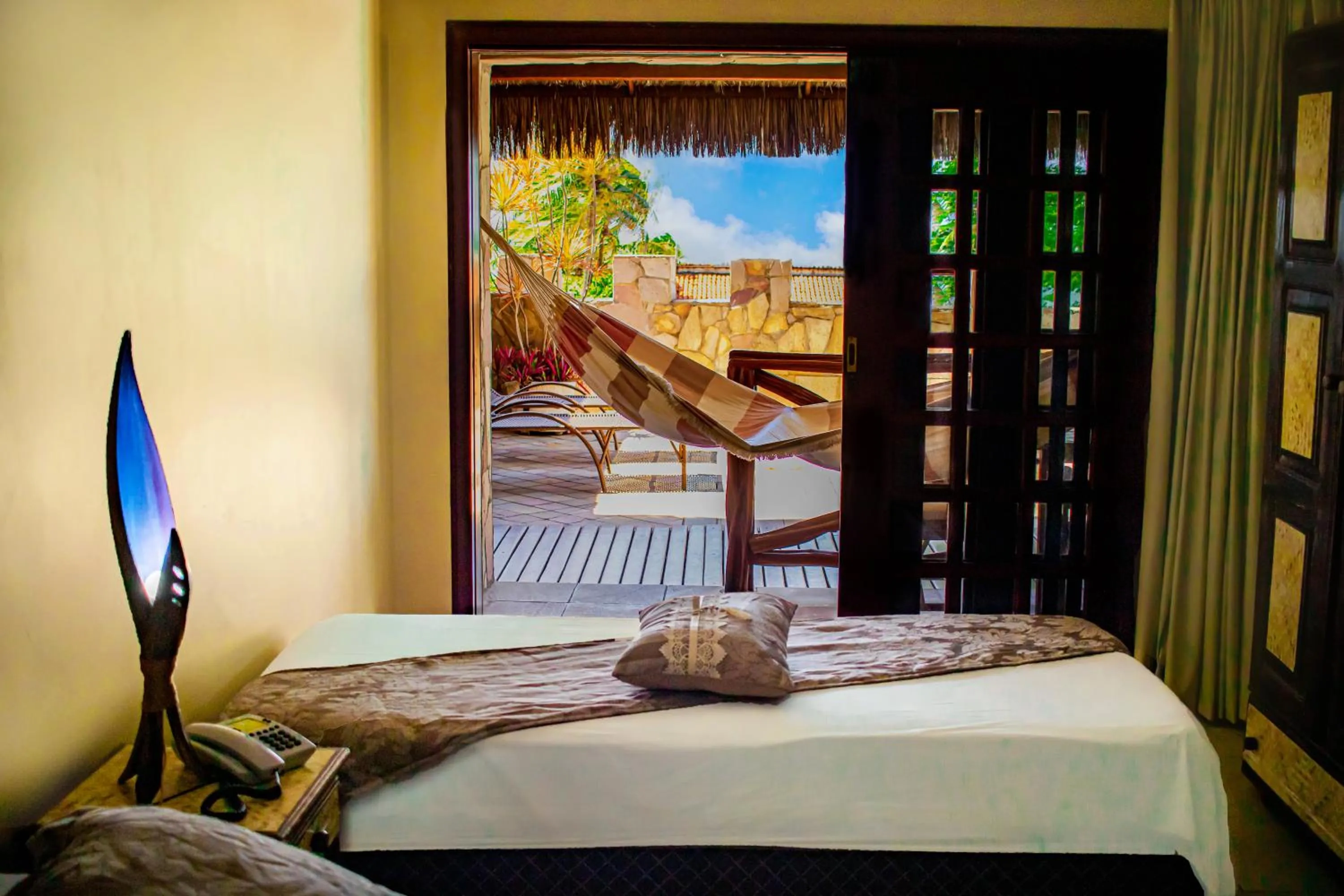 Balcony/Terrace, Bed in Castelo Beach Hotel