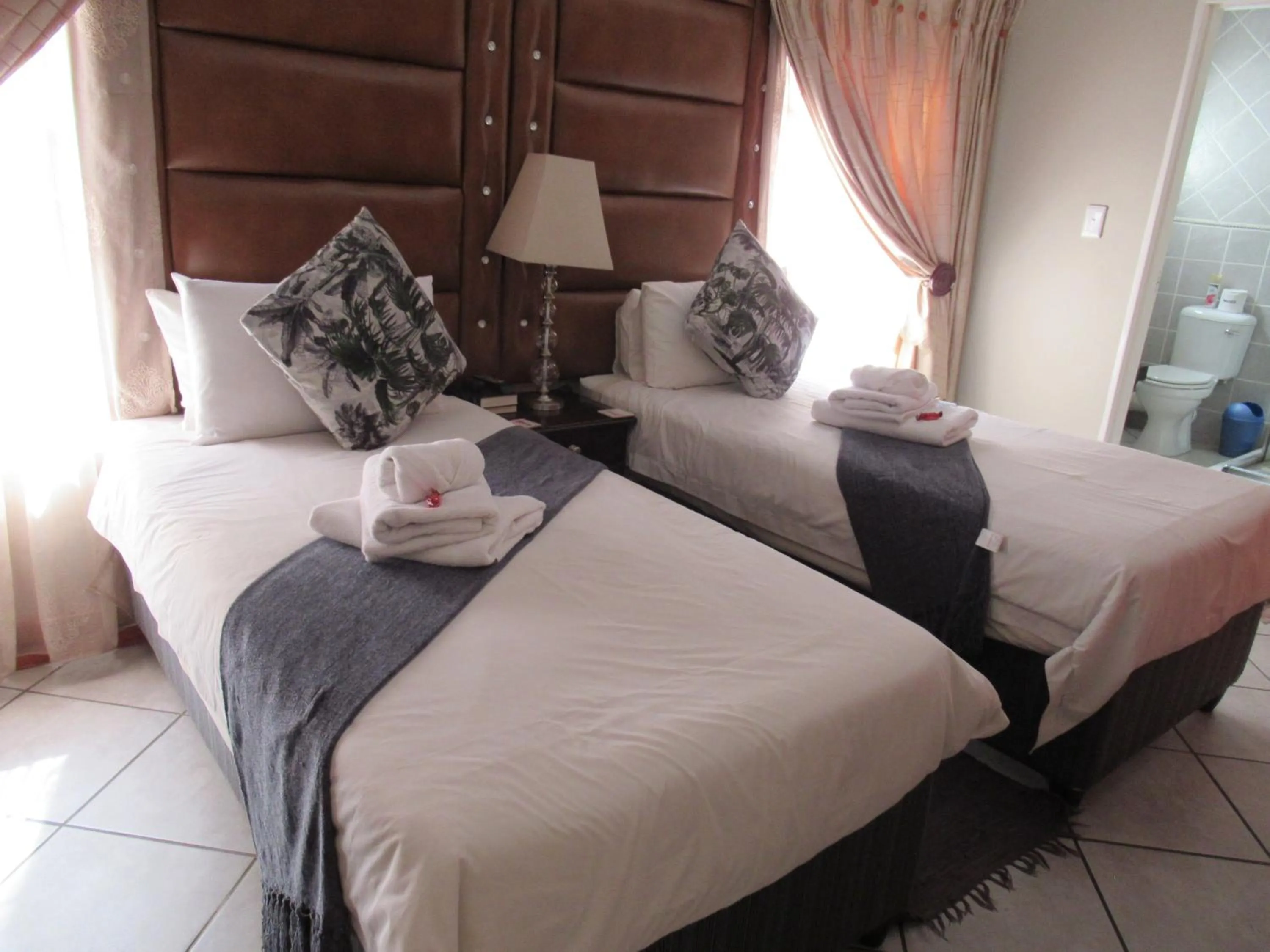 Budget Twin Room - single occupancy in faces guesthouse