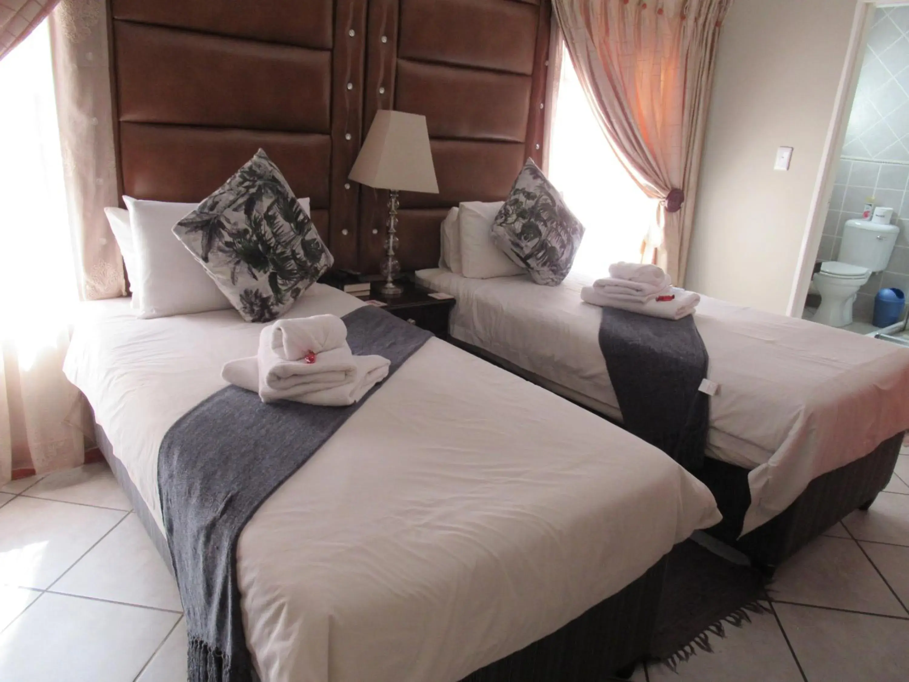 Budget Twin Room - single occupancy in faces guesthouse Budget Twin Room - single occupancy in faces guesthouse
