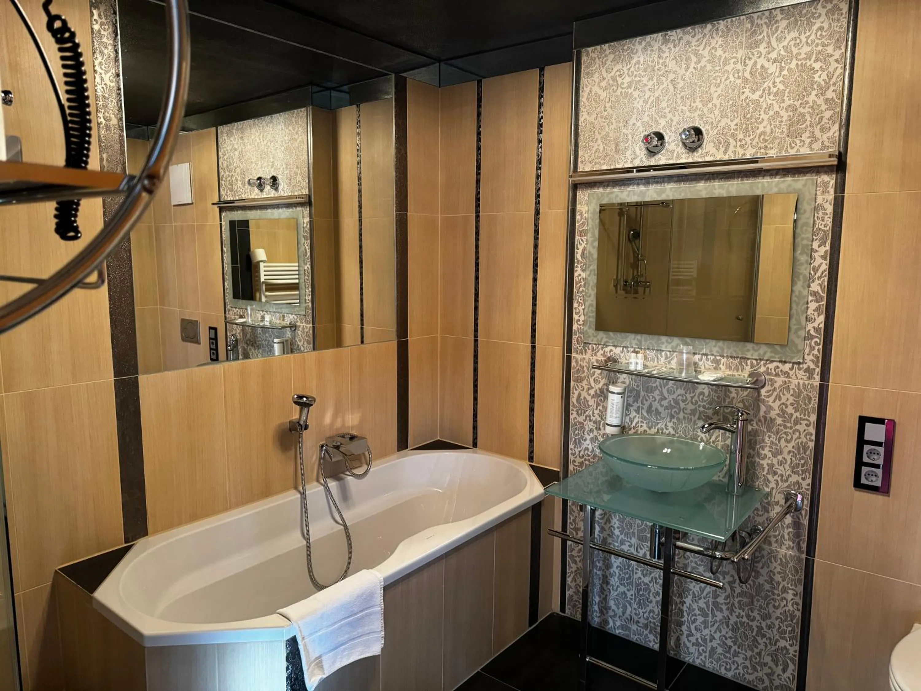 Shower in Arthotel ANA Aura