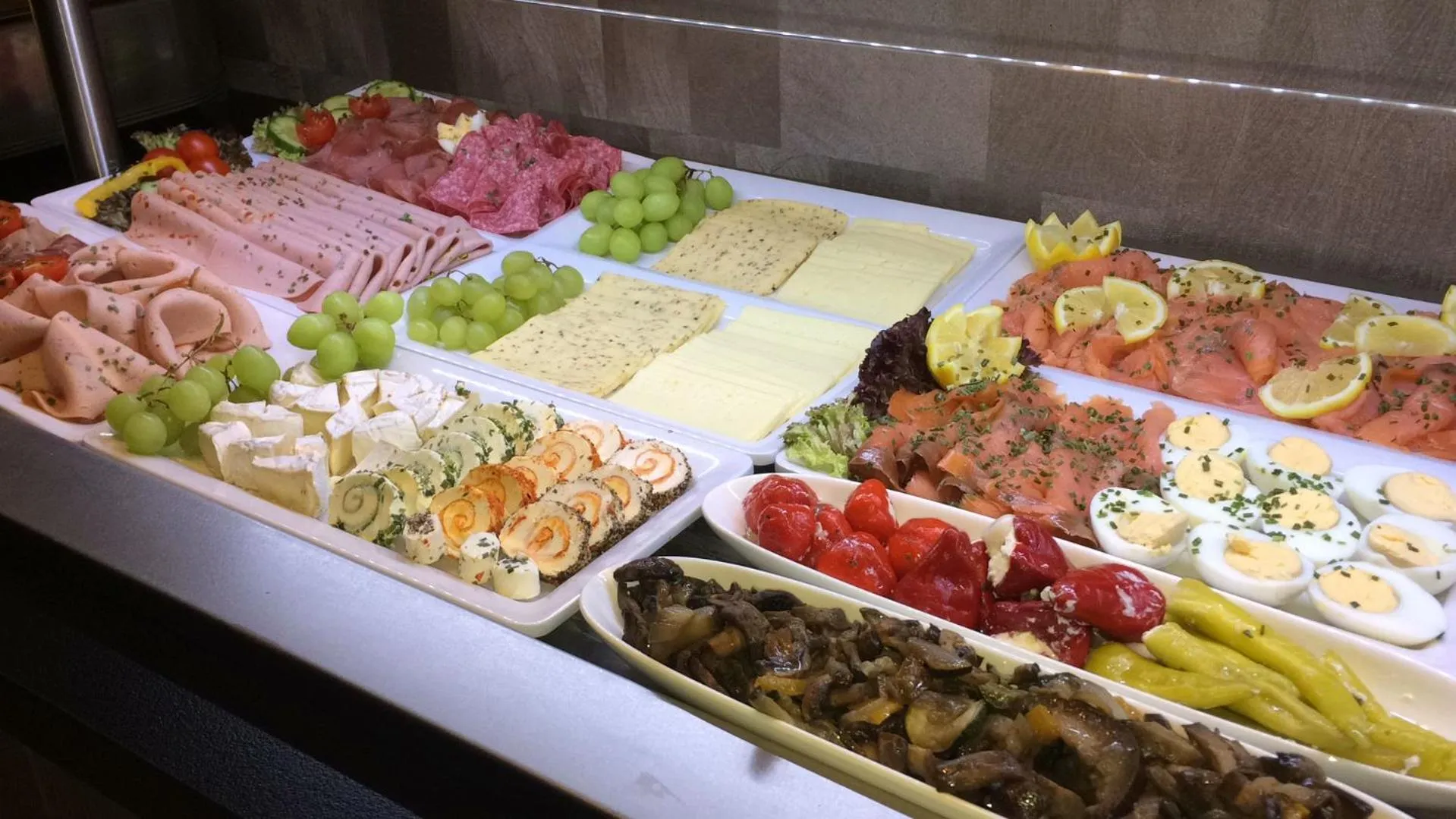 Food and drinks in Arthotel ANA Aura