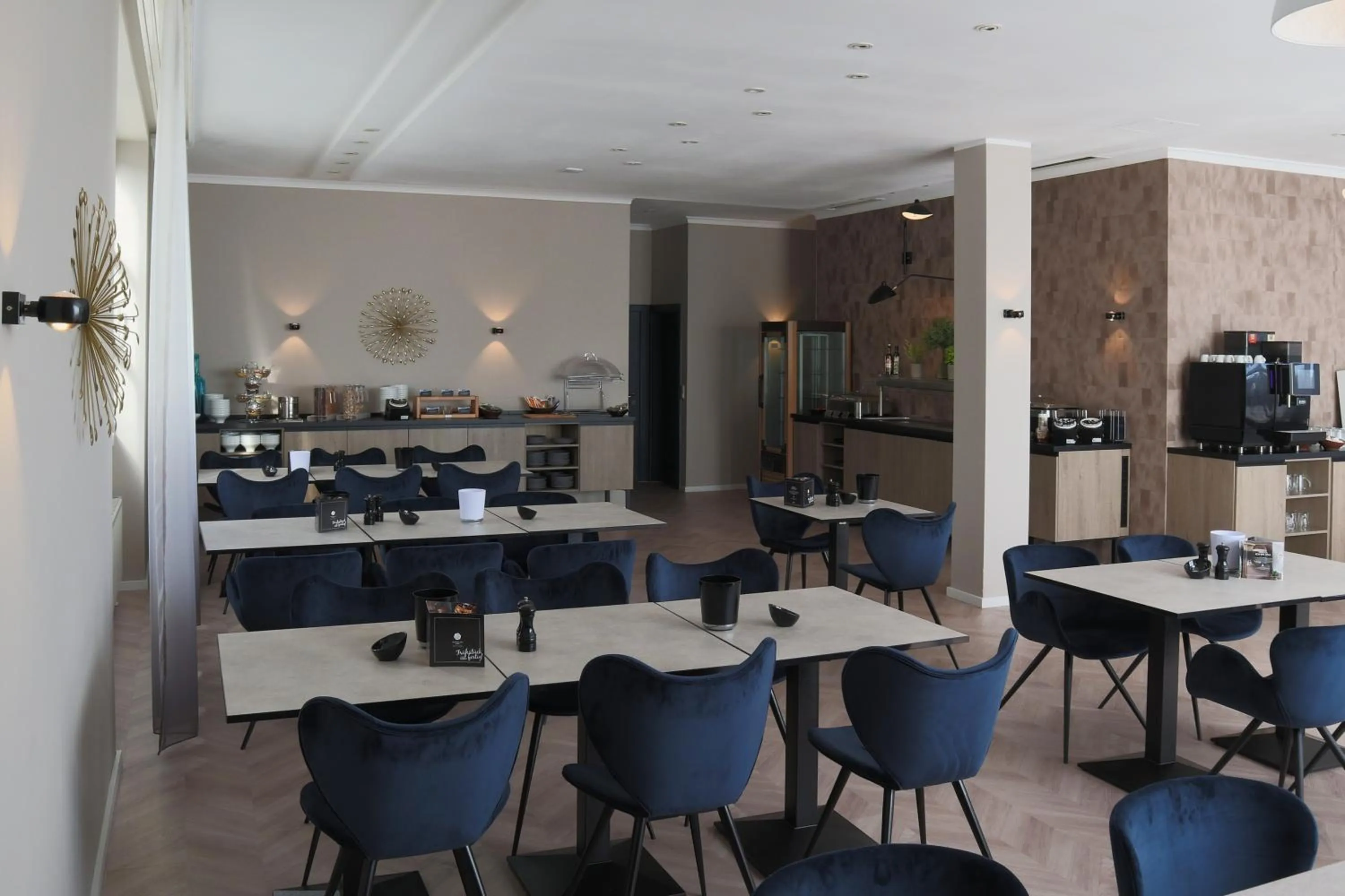 Restaurant/places to eat in Arthotel ANA Aura