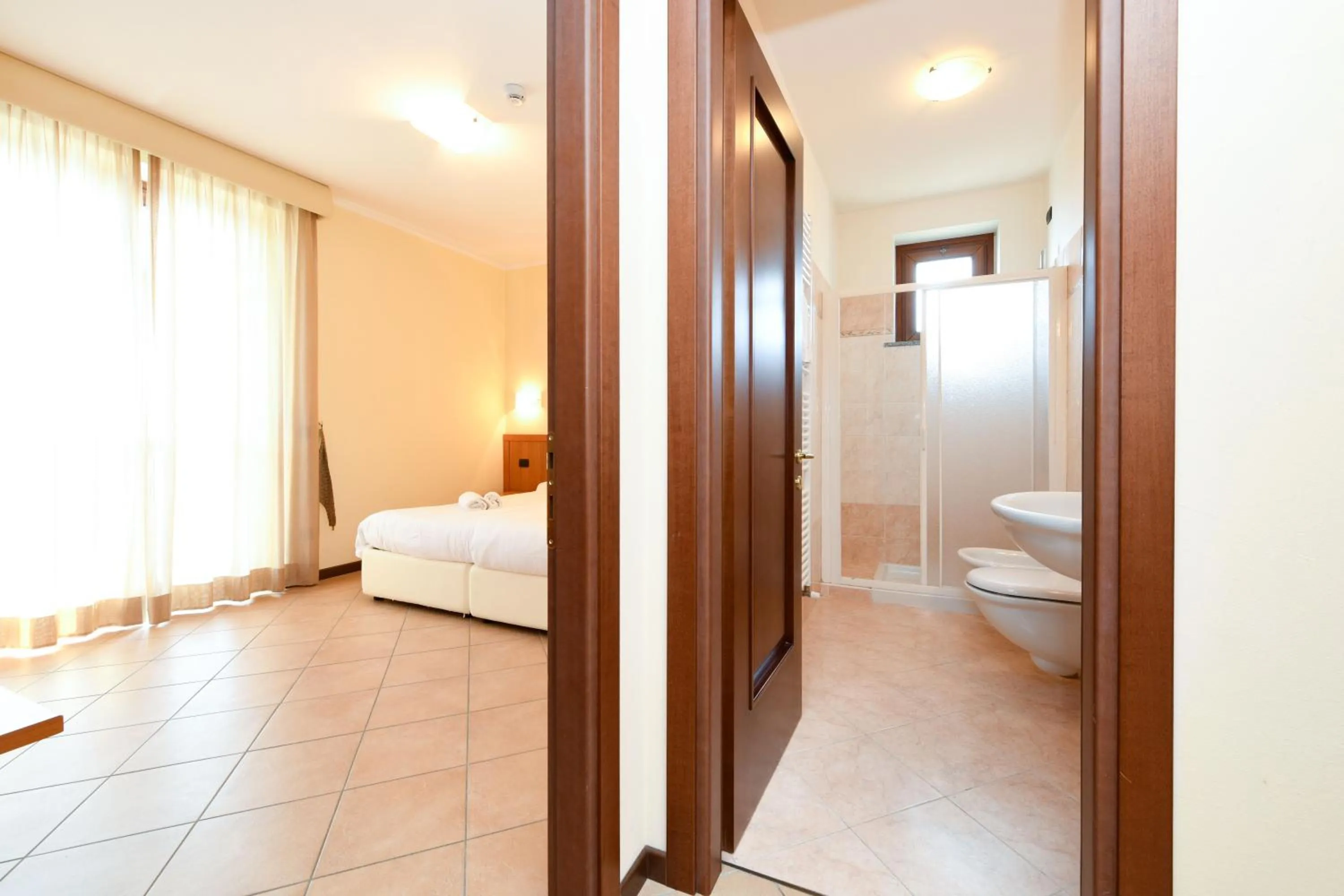 Bathroom, Bed in Hotel Bellavista