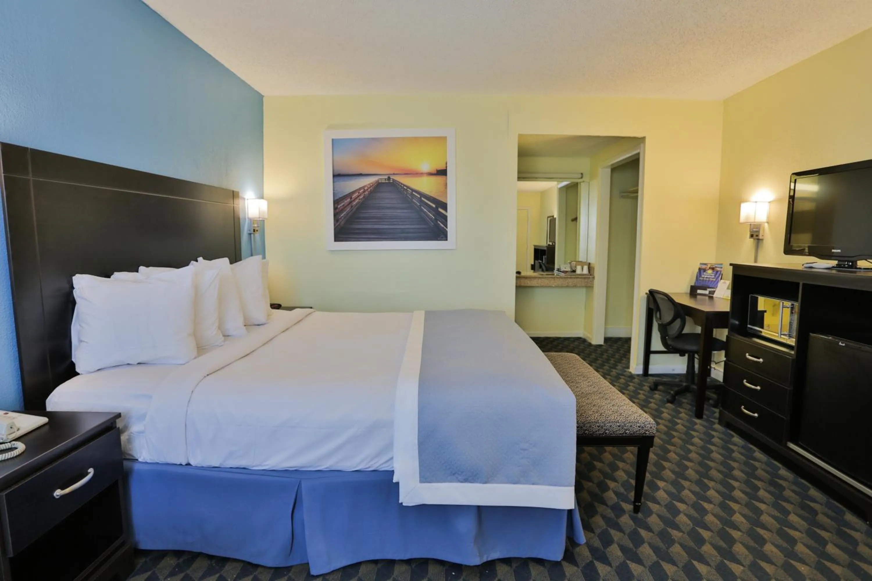 Photo of the whole room, Bed in Days Inn by Wyndham Wrightstown McGuire AFB Bordentown
