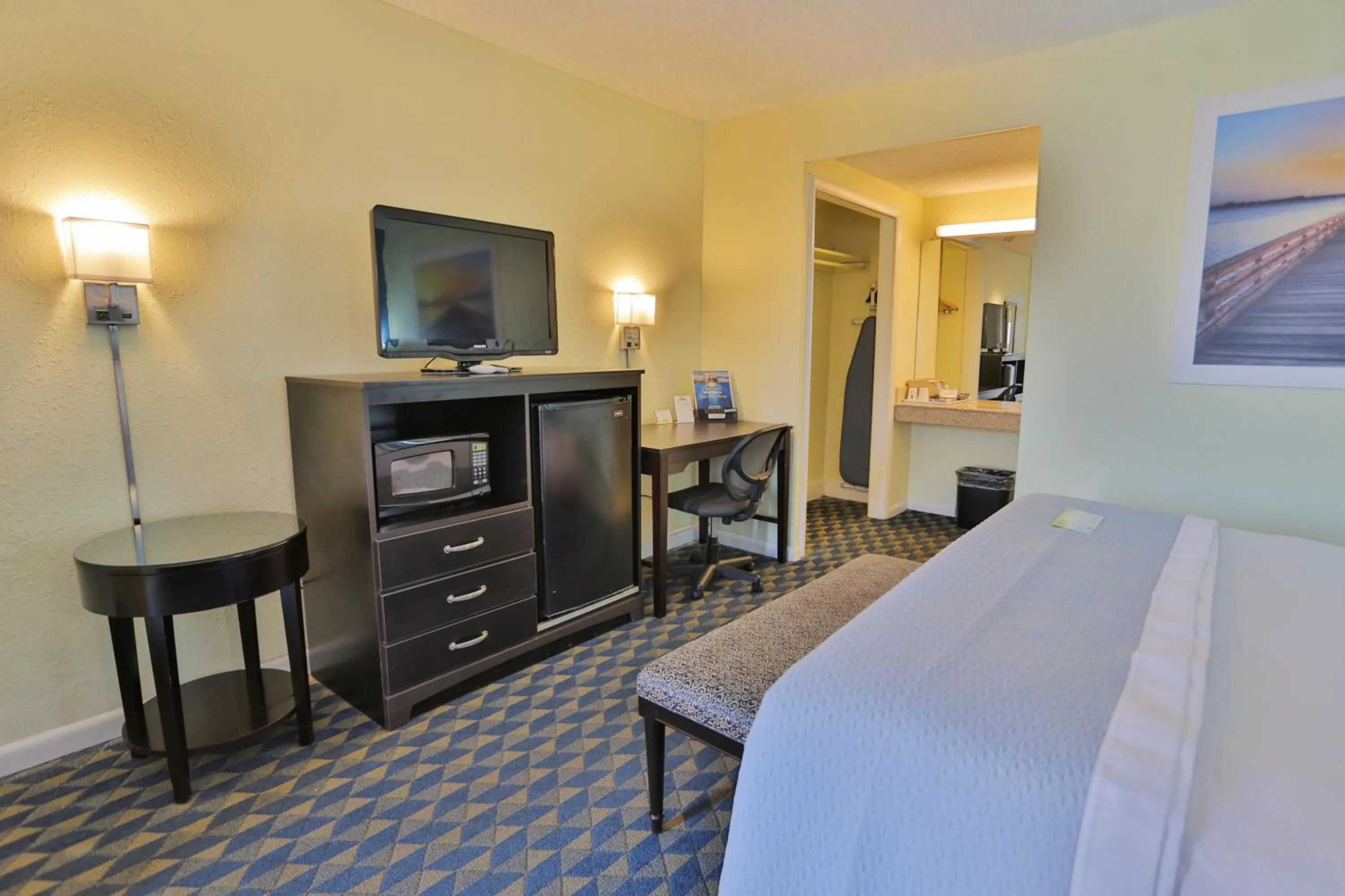 Photo of the whole room, Bed in Days Inn by Wyndham Wrightstown McGuire AFB Bordentown