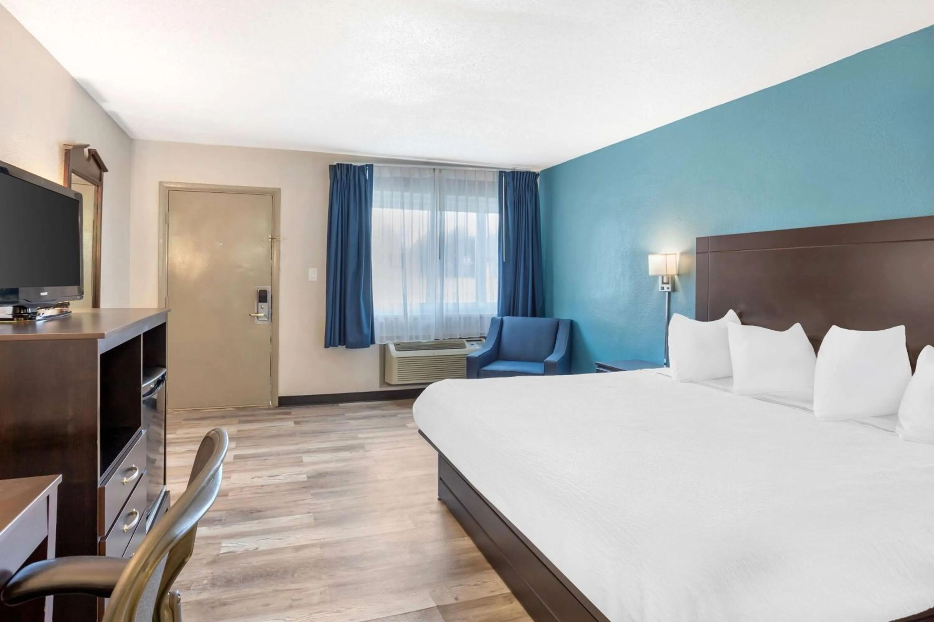 Photo of the whole room, Bed in Days Inn by Wyndham Wrightstown McGuire AFB Bordentown