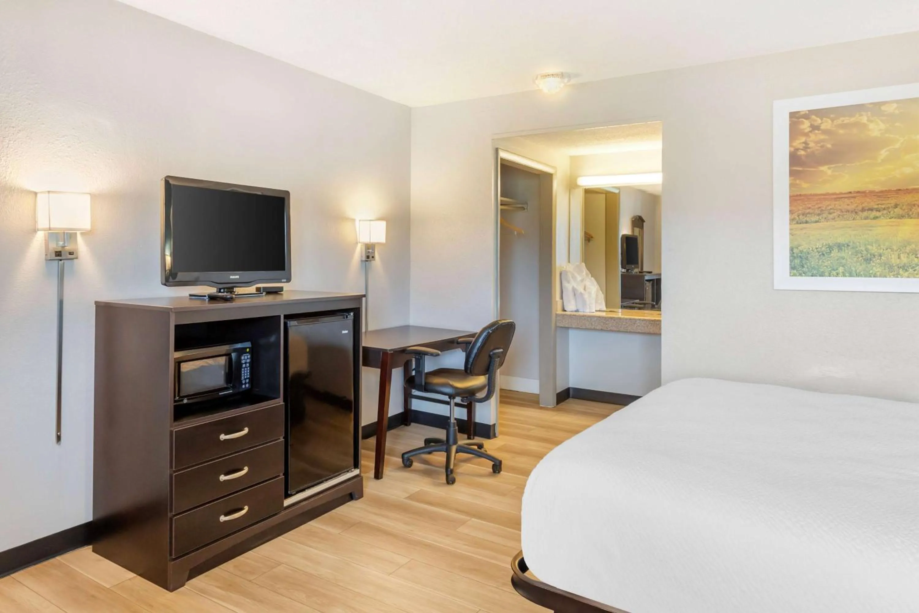 Photo of the whole room, Bed in Days Inn by Wyndham Wrightstown McGuire AFB Bordentown