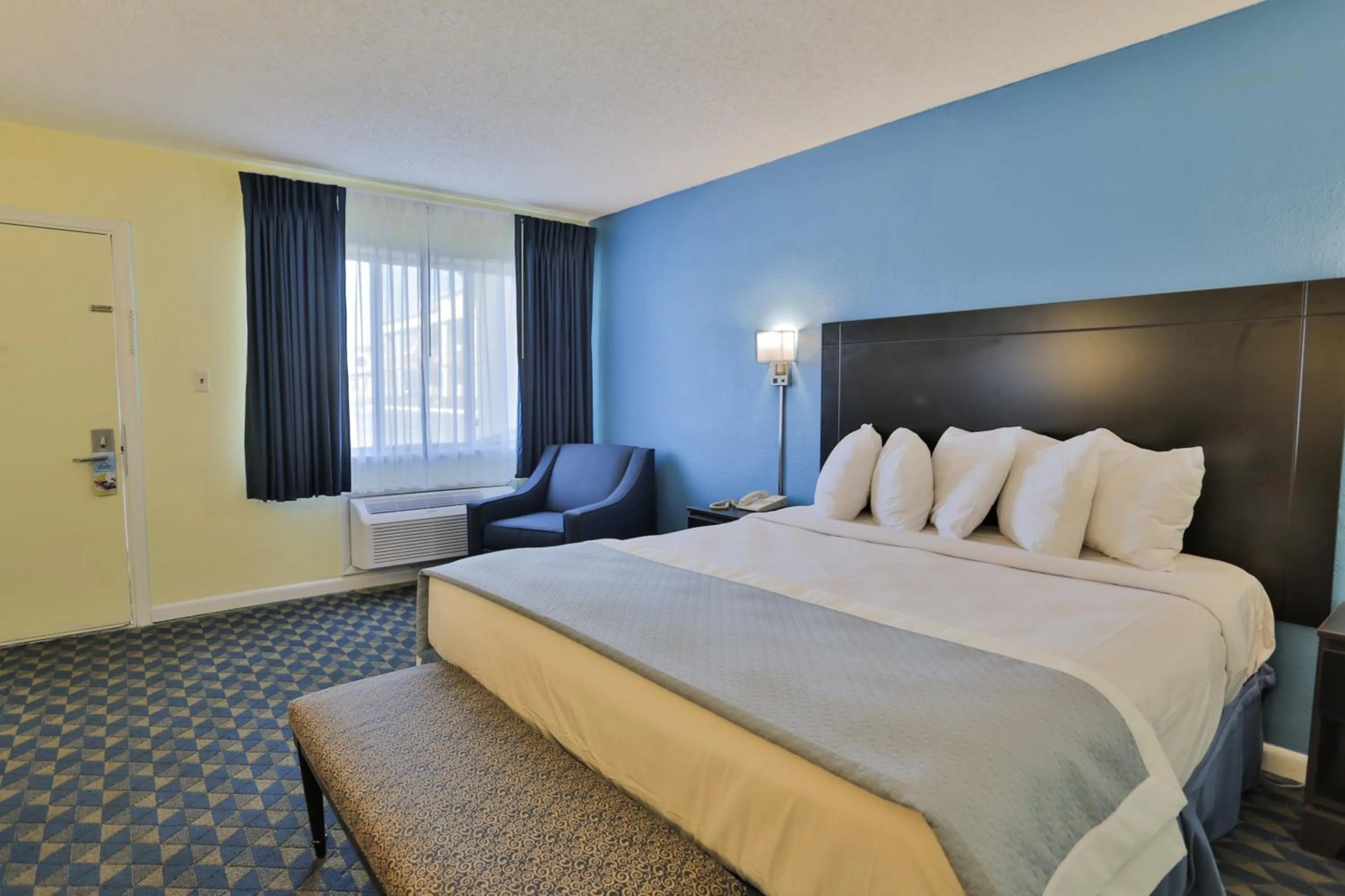 Photo of the whole room, Bed in Days Inn by Wyndham Wrightstown McGuire AFB Bordentown