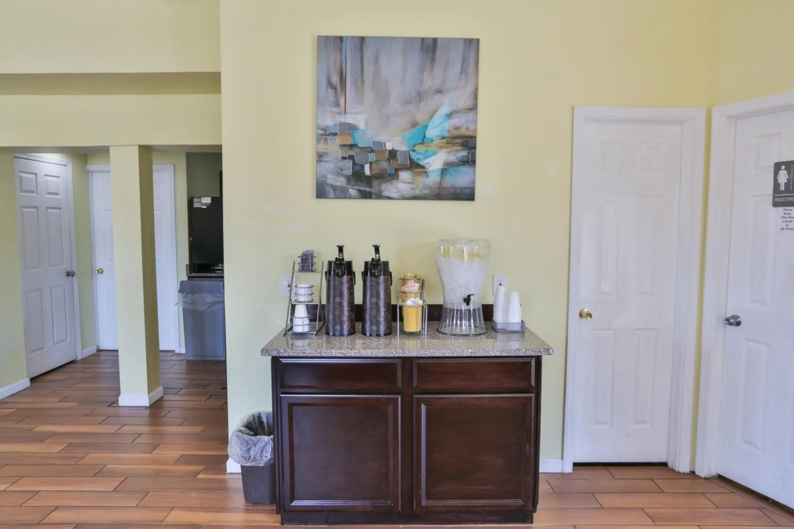 Coffee/tea facilities in Days Inn by Wyndham Wrightstown McGuire AFB Bordentown