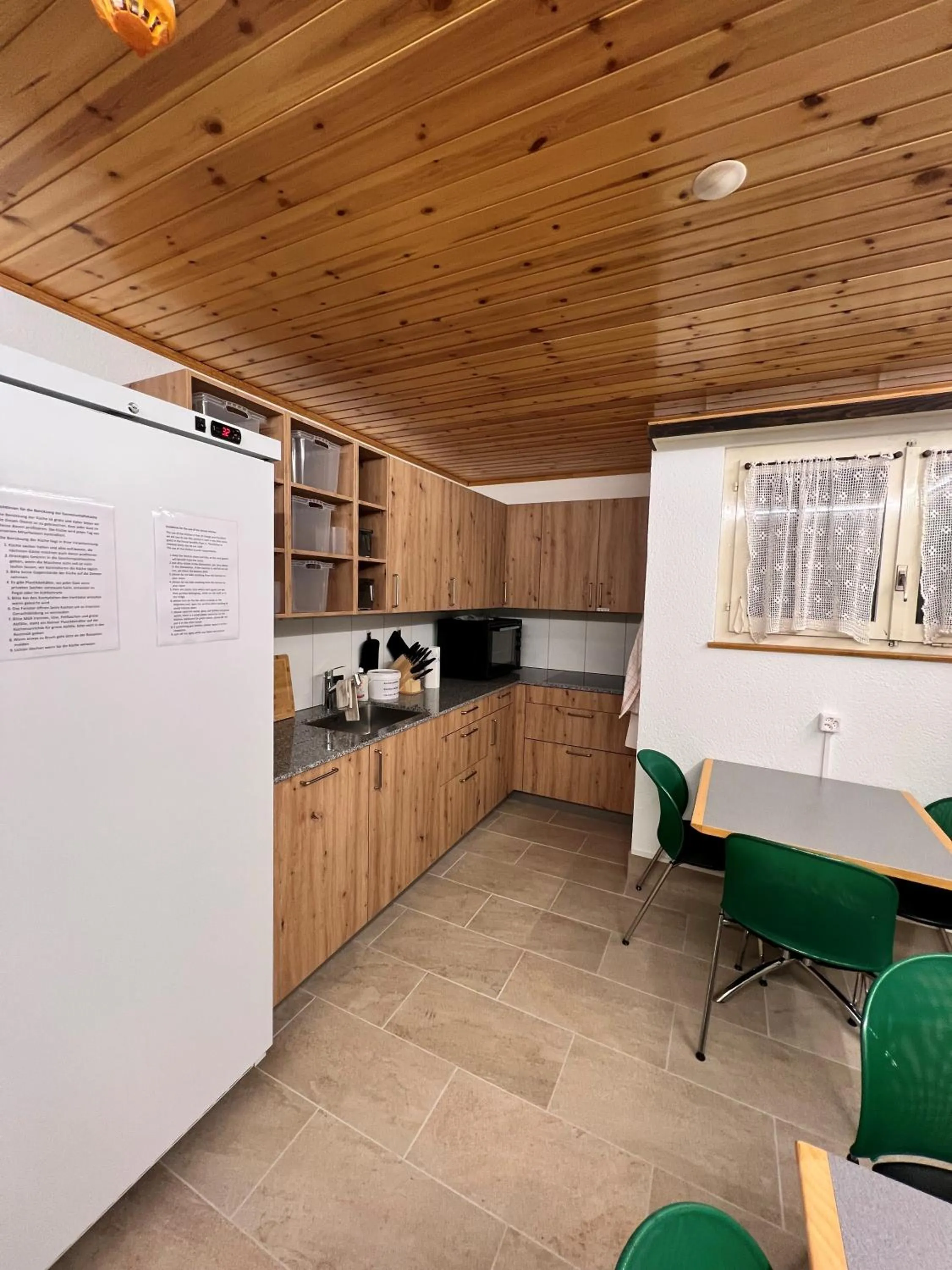 Restaurant/places to eat in Hotel Adonis