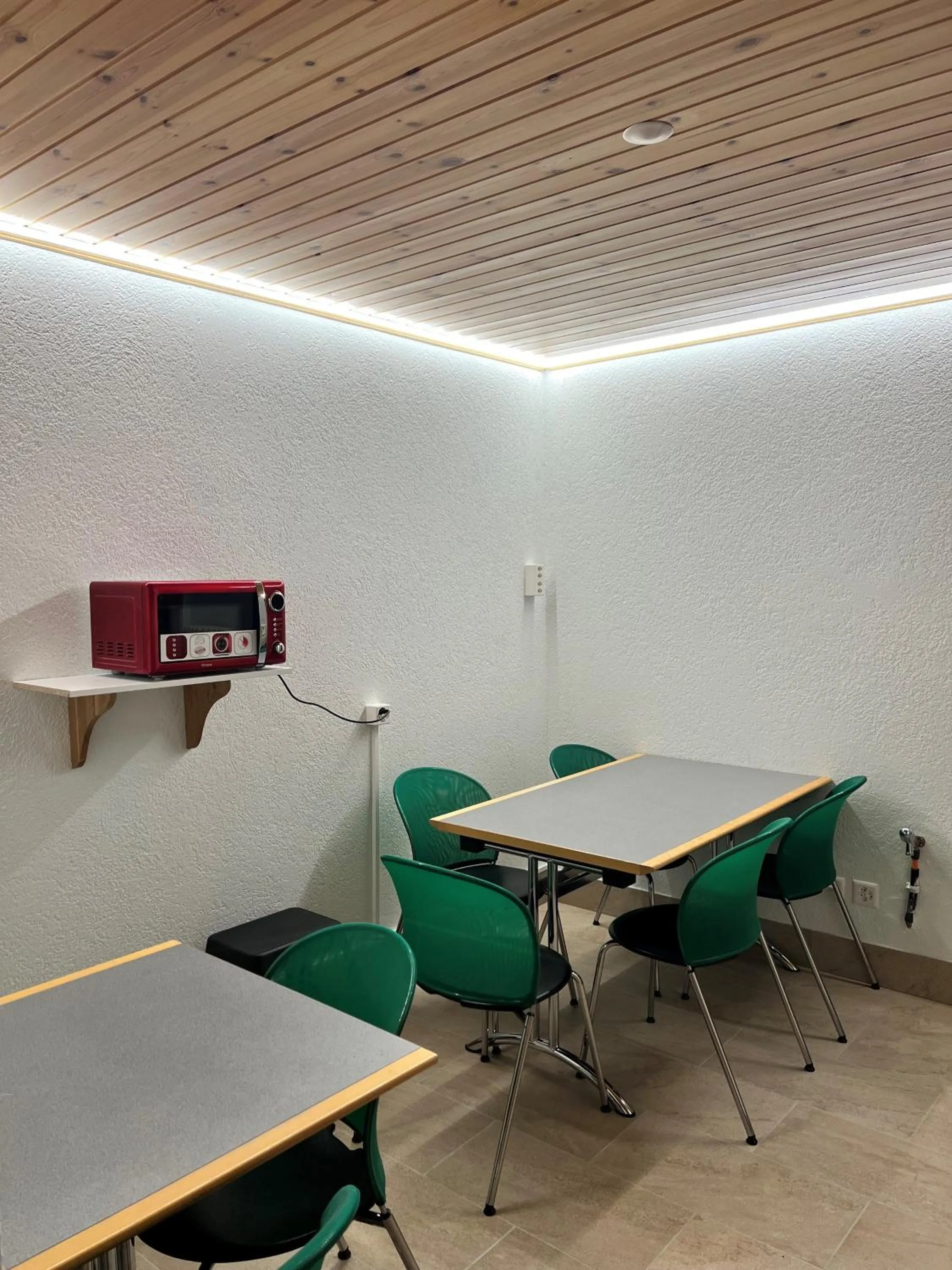 Restaurant/places to eat in Hotel Adonis