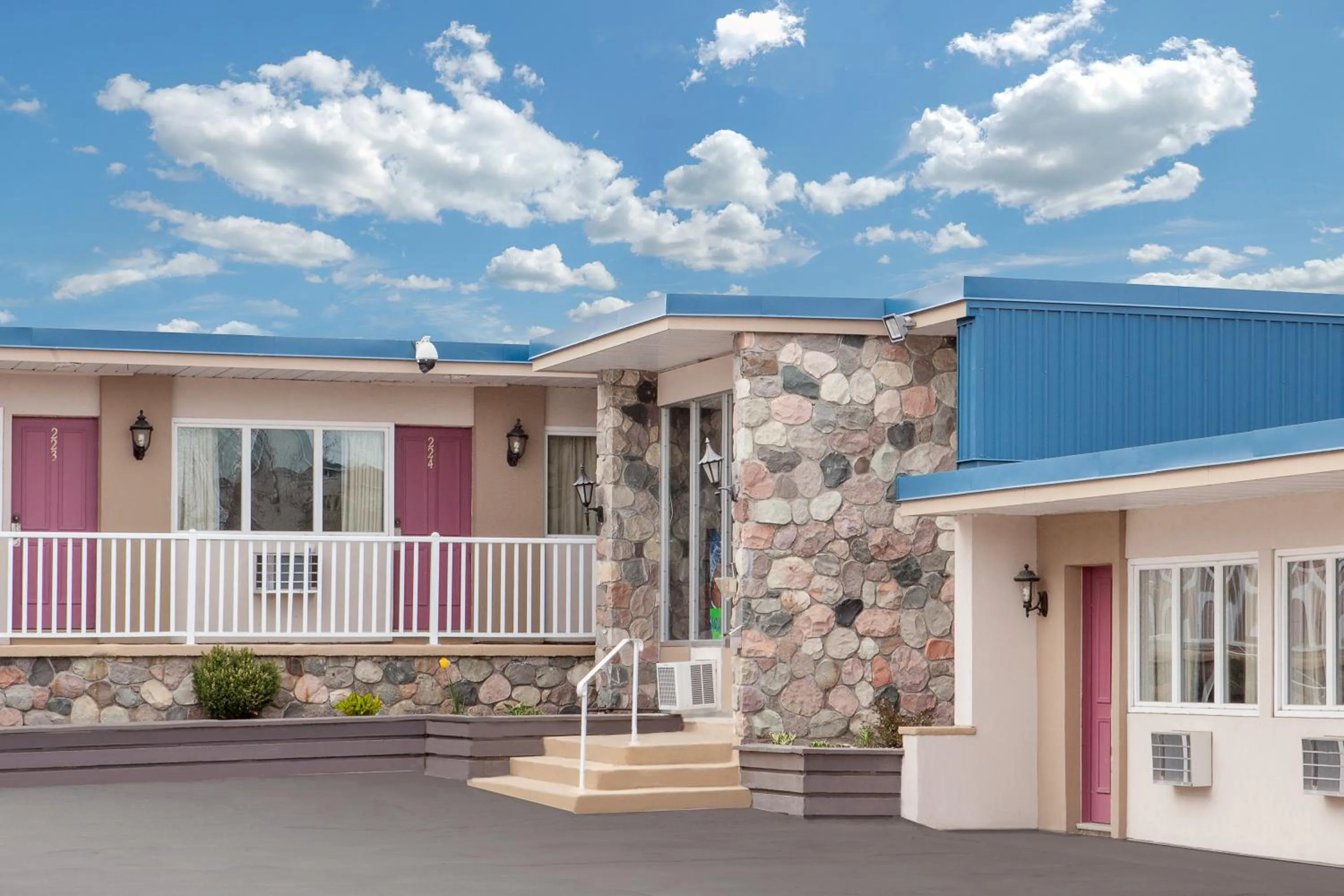 Facade/entrance in Belmont Inn