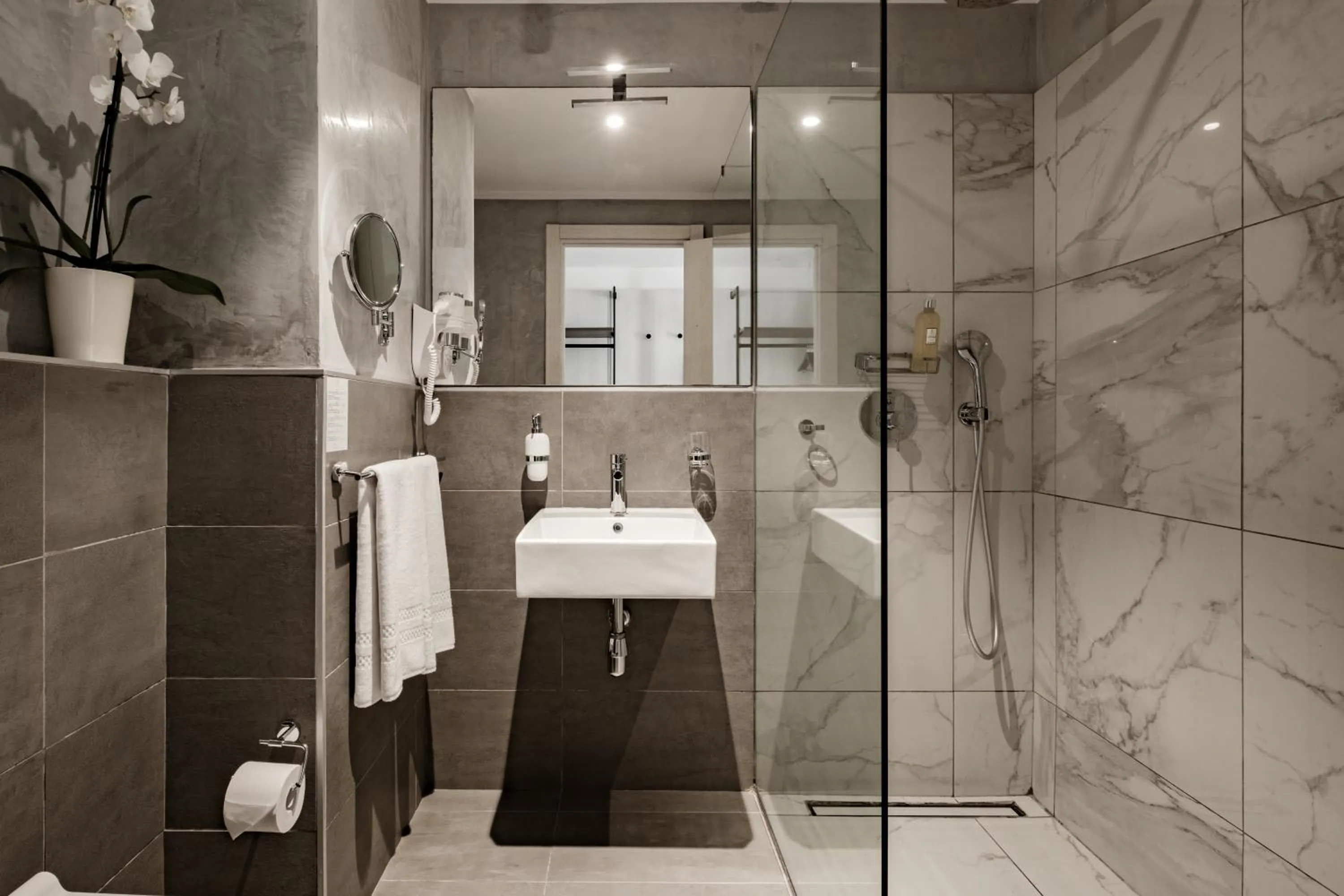 Bathroom in 1926 Le Soleil Hotel & Spa