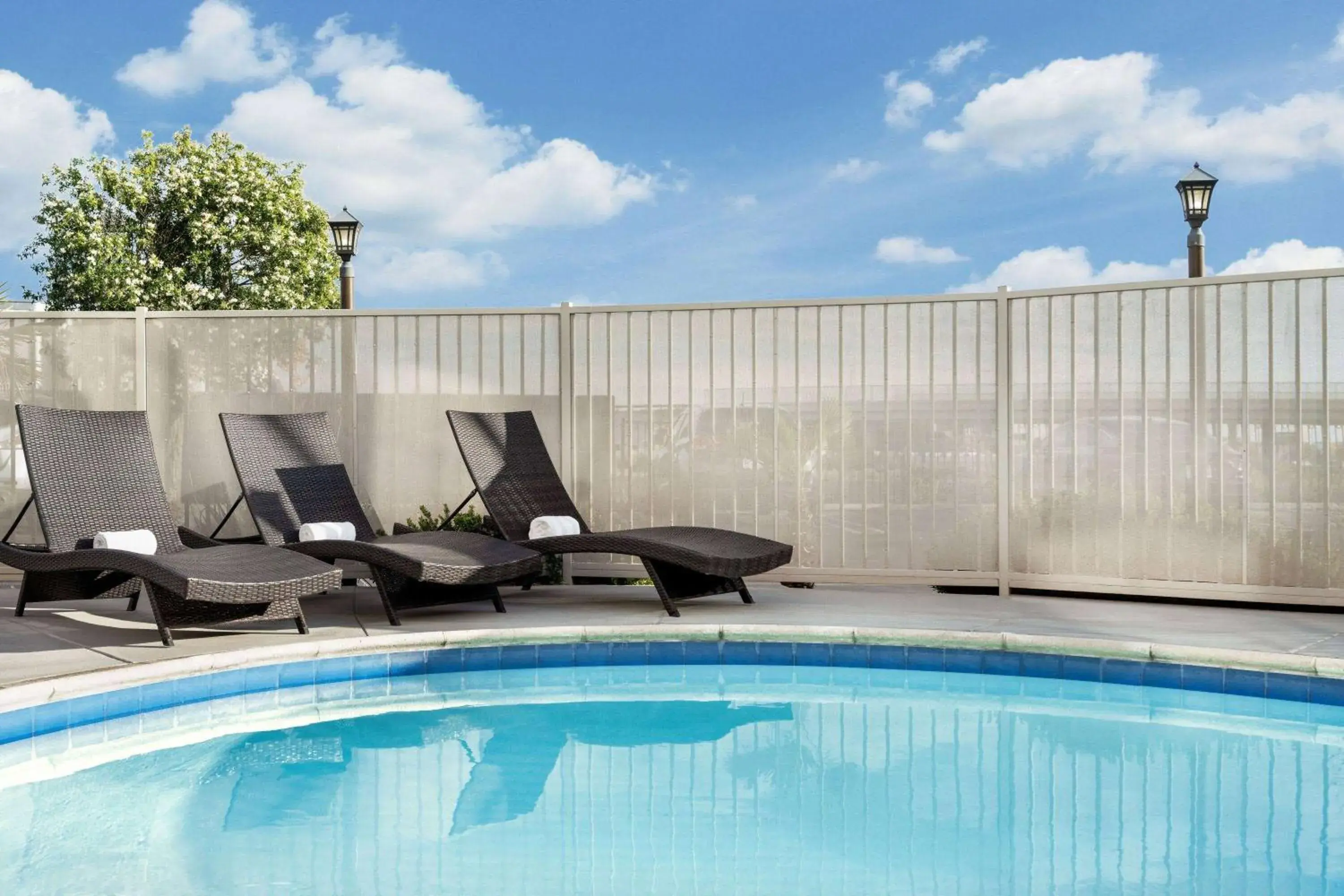 Swimming pool in La Quinta by Wyndham Hesperia Victorville Swimming pool in La Quinta by Wyndham Hesperia Victorville