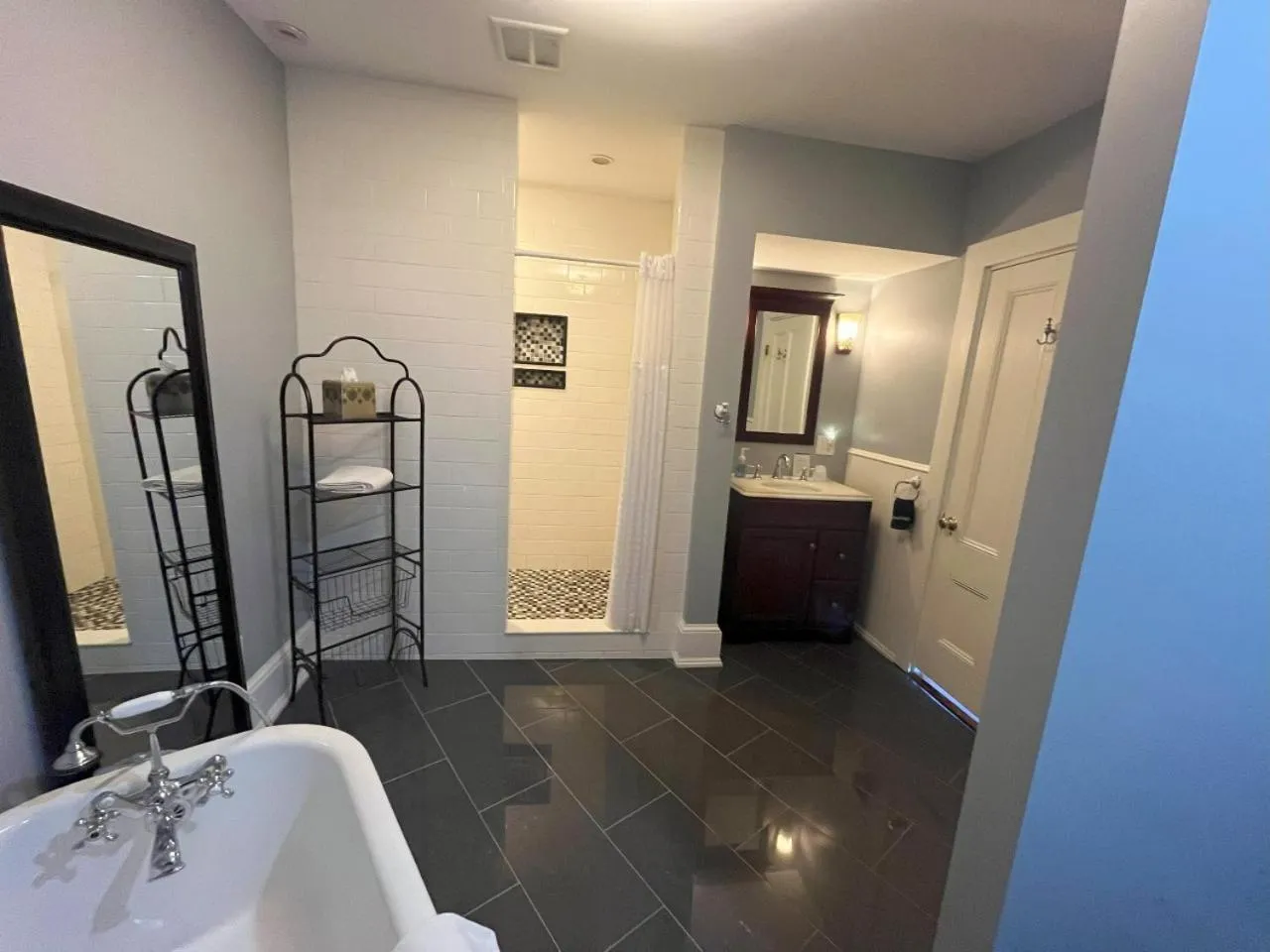 Shower in Saltair Inn Waterfront B&B