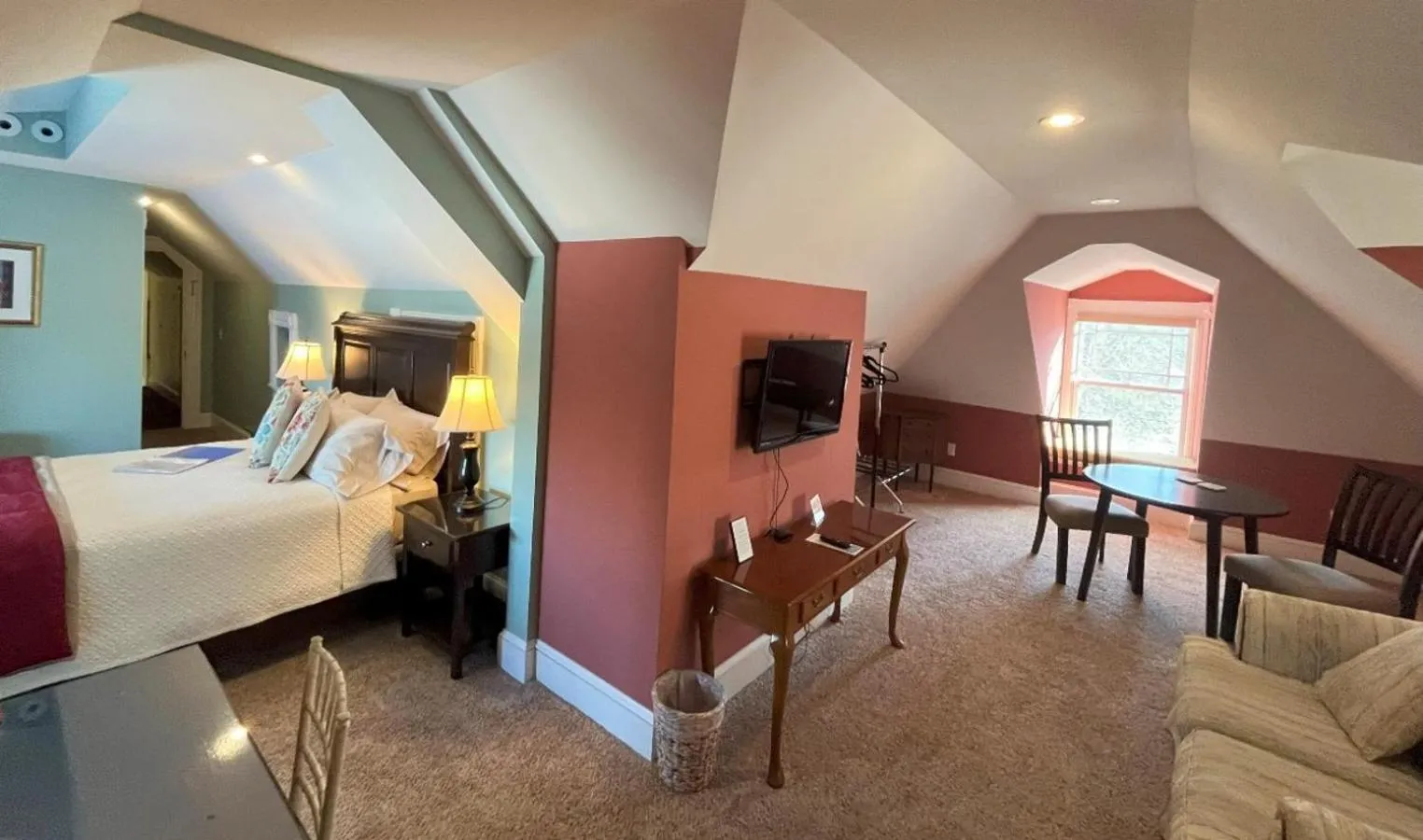 Photo of the whole room, Bed in Saltair Inn Waterfront B&B