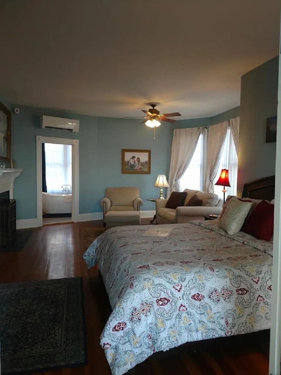 Photo of the whole room, Bed in Saltair Inn Waterfront B&B