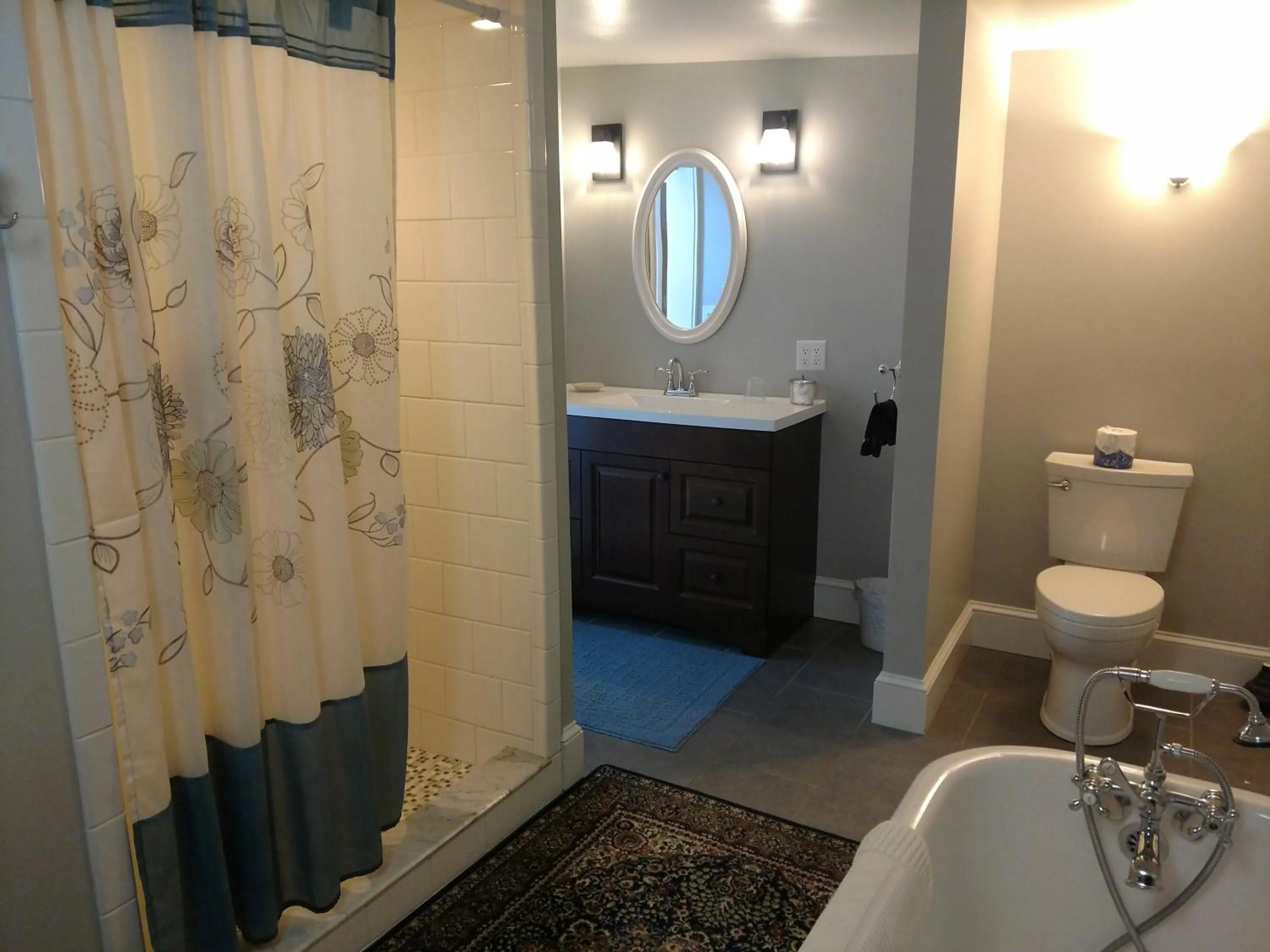 Bathroom in Saltair Inn Waterfront B&B