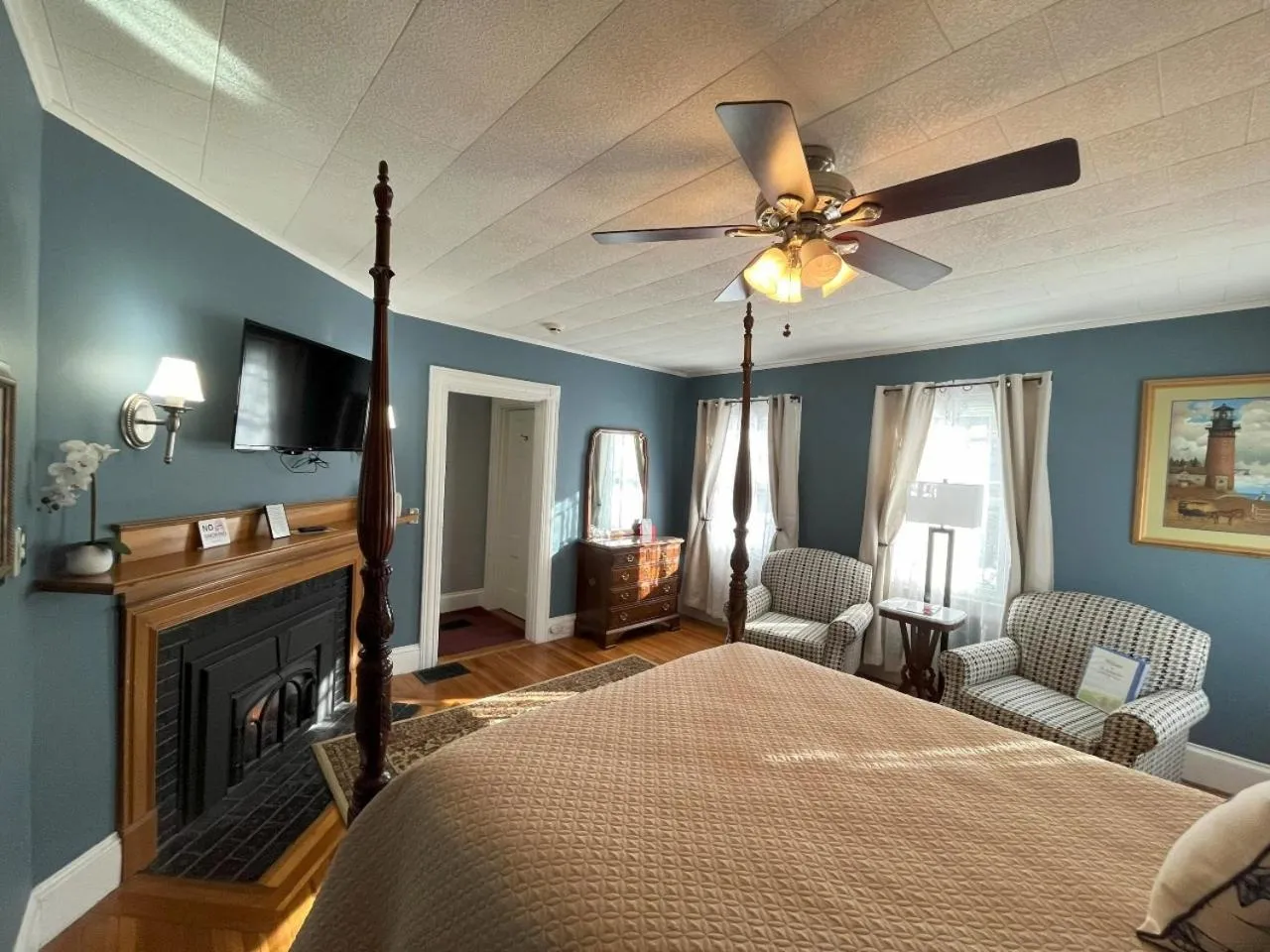 TV and multimedia, Bed in Saltair Inn Waterfront B&B