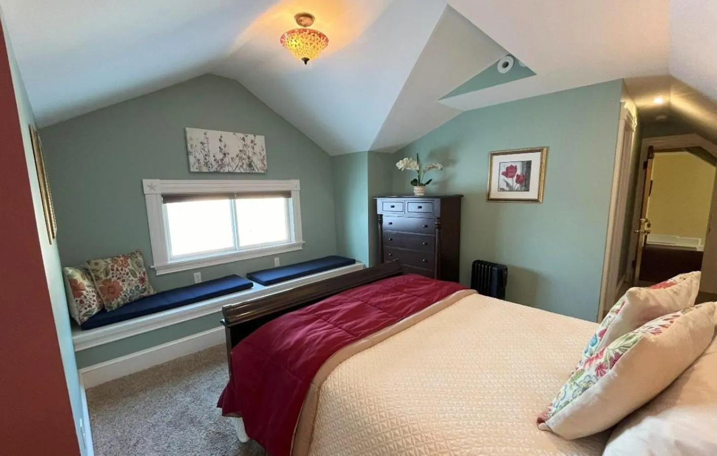 Bedroom, Bed in Saltair Inn Waterfront B&B