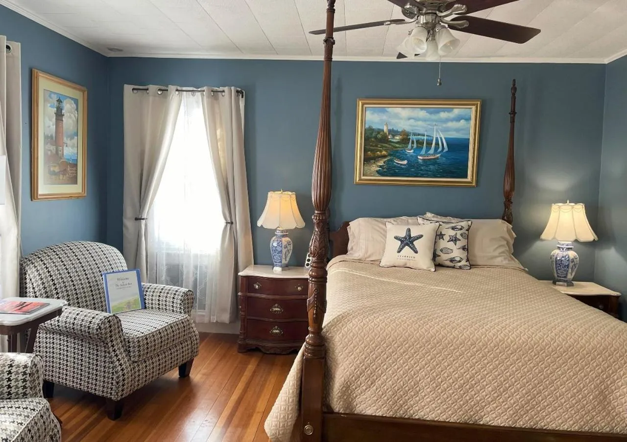 Bedroom, Bed in Saltair Inn Waterfront B&B