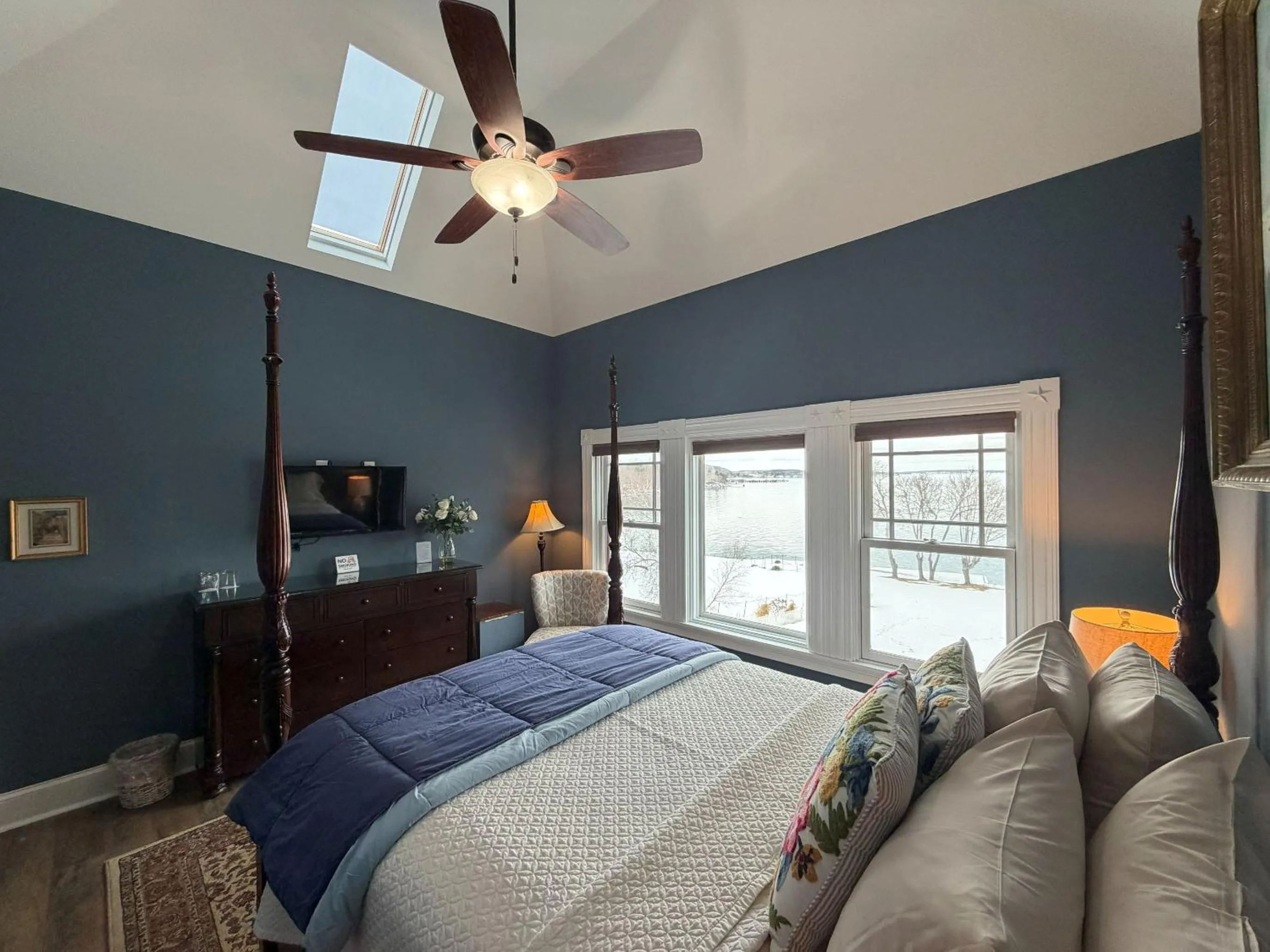 Photo of the whole room, Bed in Saltair Inn Waterfront B&B