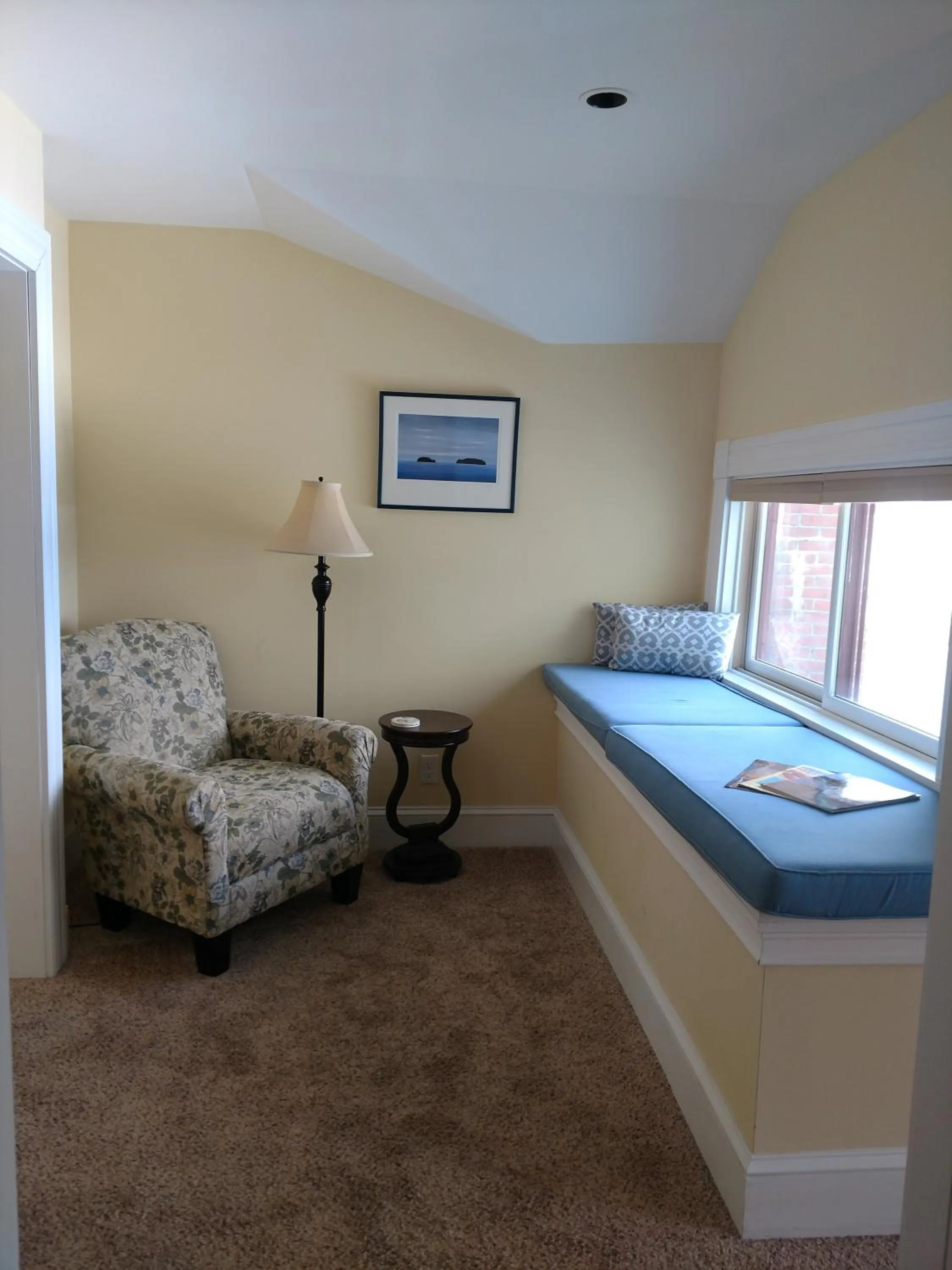 Seating area, Bed in Saltair Inn Waterfront B&B