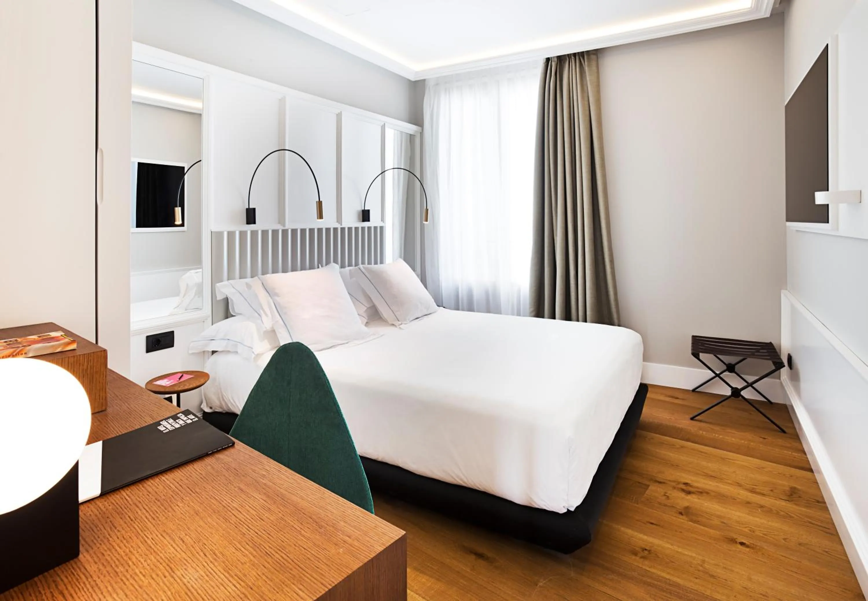 Photo of the whole room, Bed in One Shot Conde Torrejón