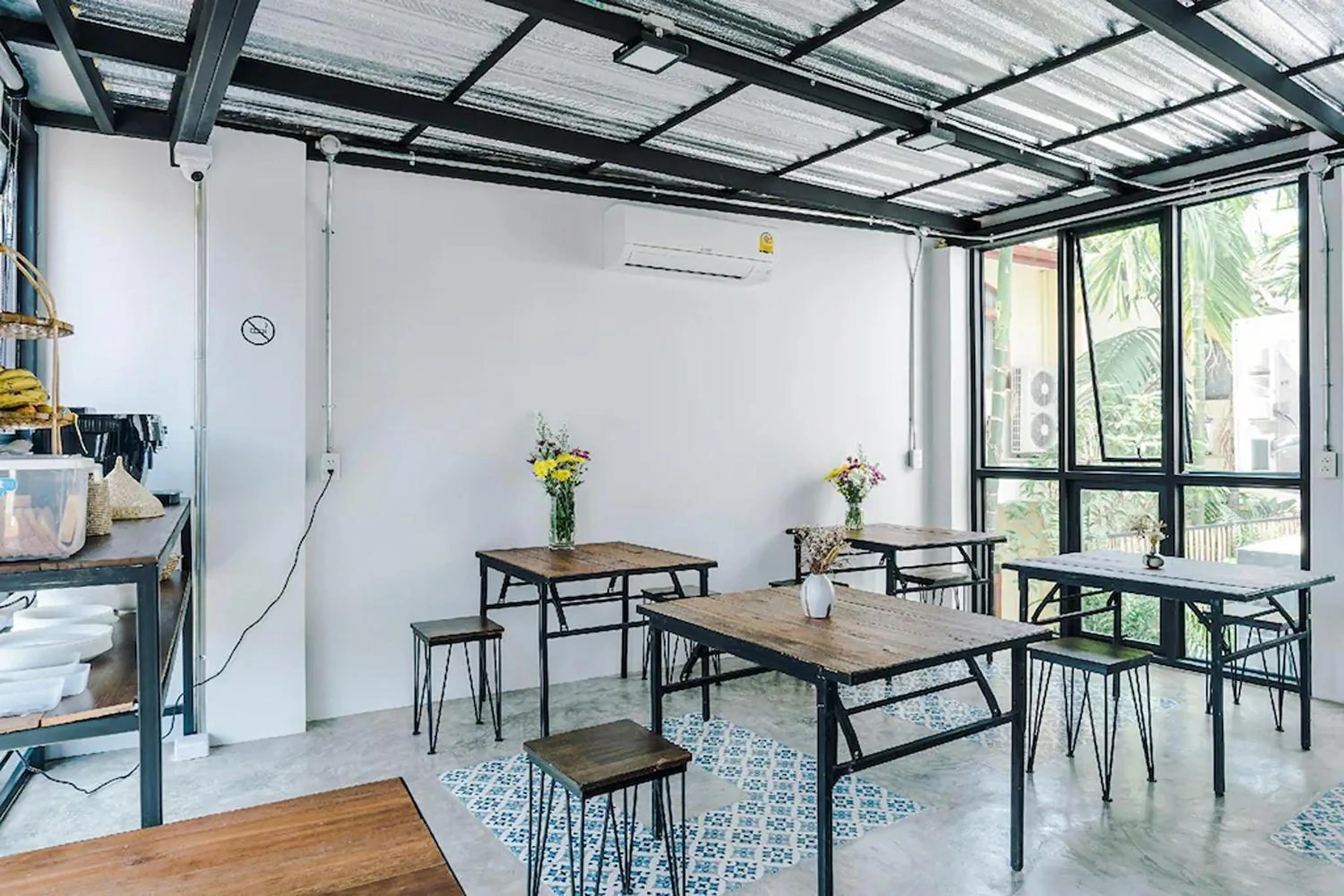 Kitchen or kitchenette in 33 Poshtel