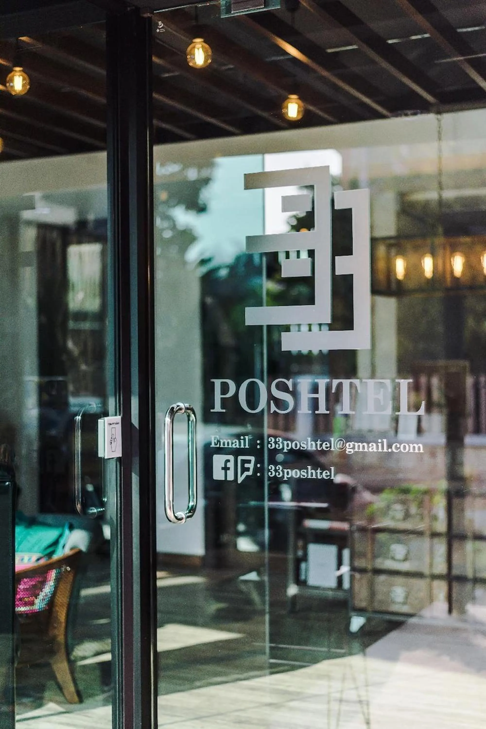 Facade/entrance in 33 Poshtel