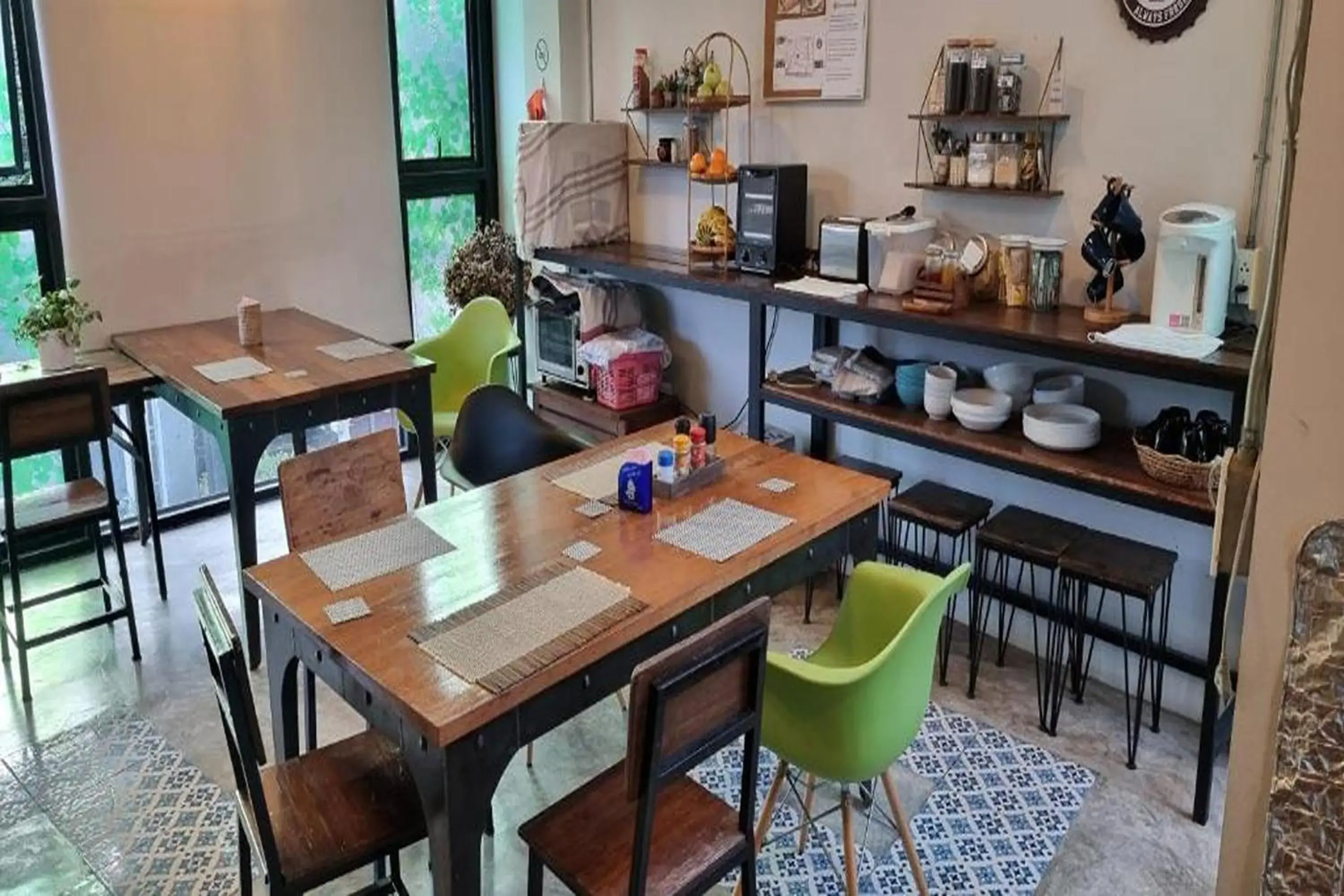 Restaurant/places to eat in 33 Poshtel Restaurant/places to eat in 33 Poshtel