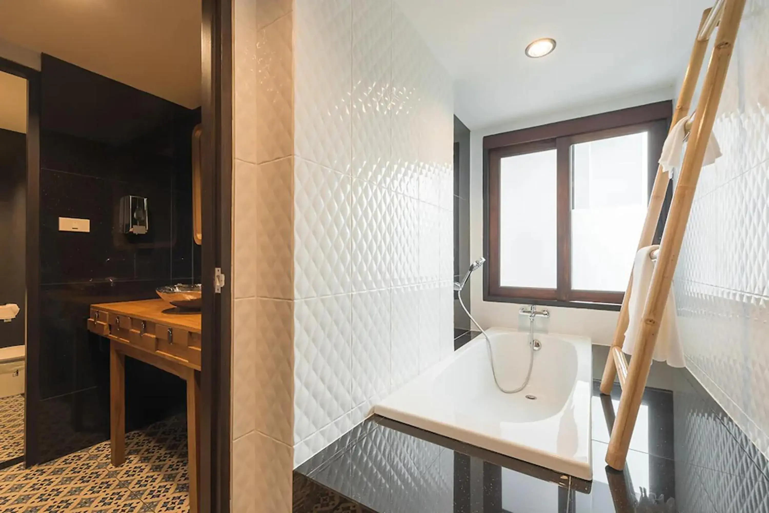 Bathroom, Bed in 33 Poshtel Bathroom, Bed in 33 Poshtel