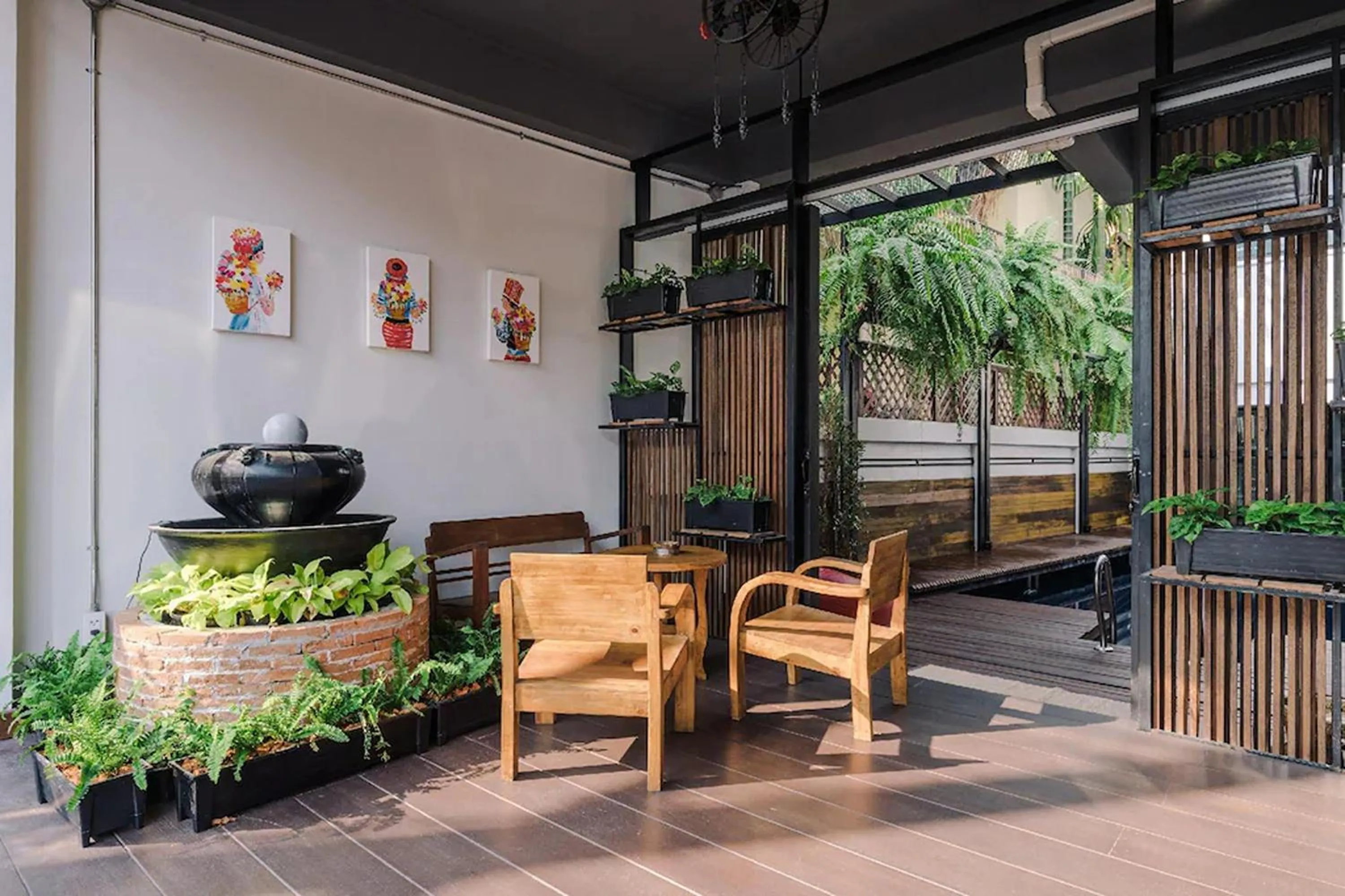 Seating area in 33 Poshtel