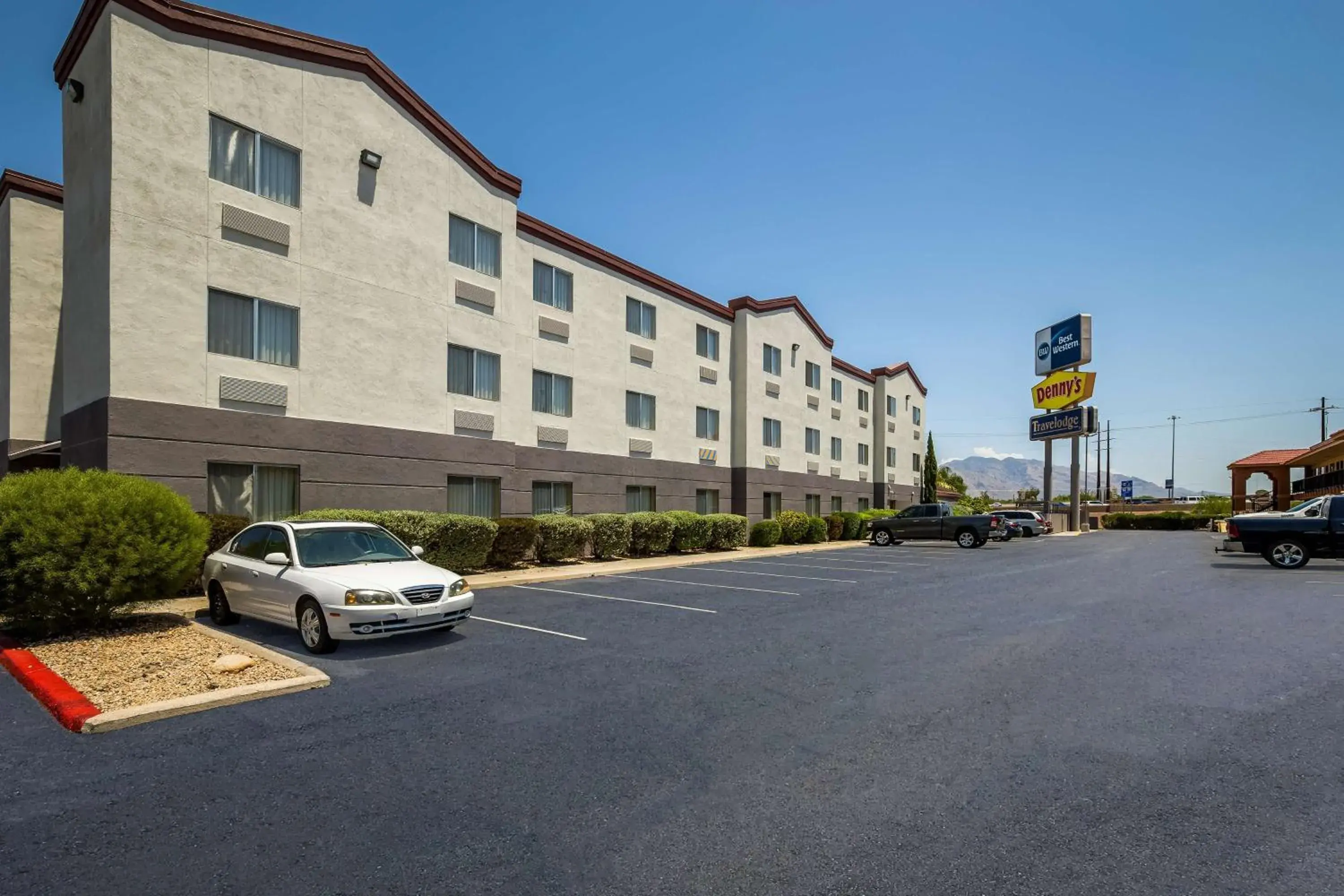 Property building in Best Western Gold Poppy Inn Property building in Best Western Gold Poppy Inn