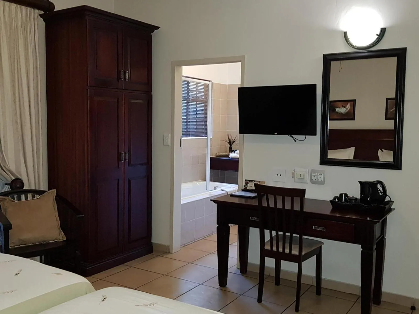 Bedroom, Bed in Falling Feather Inn