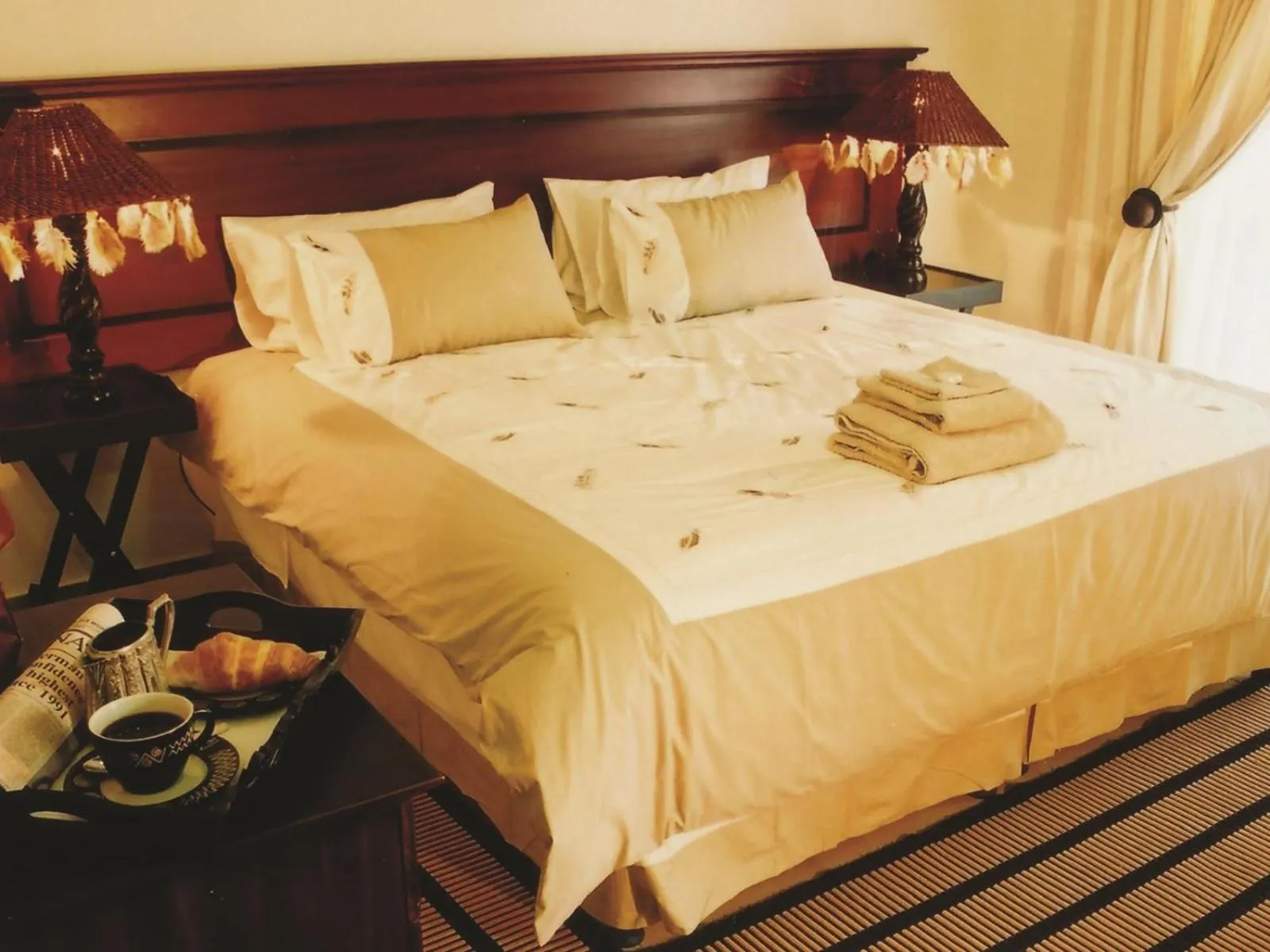 Bedroom, Bed in Falling Feather Inn