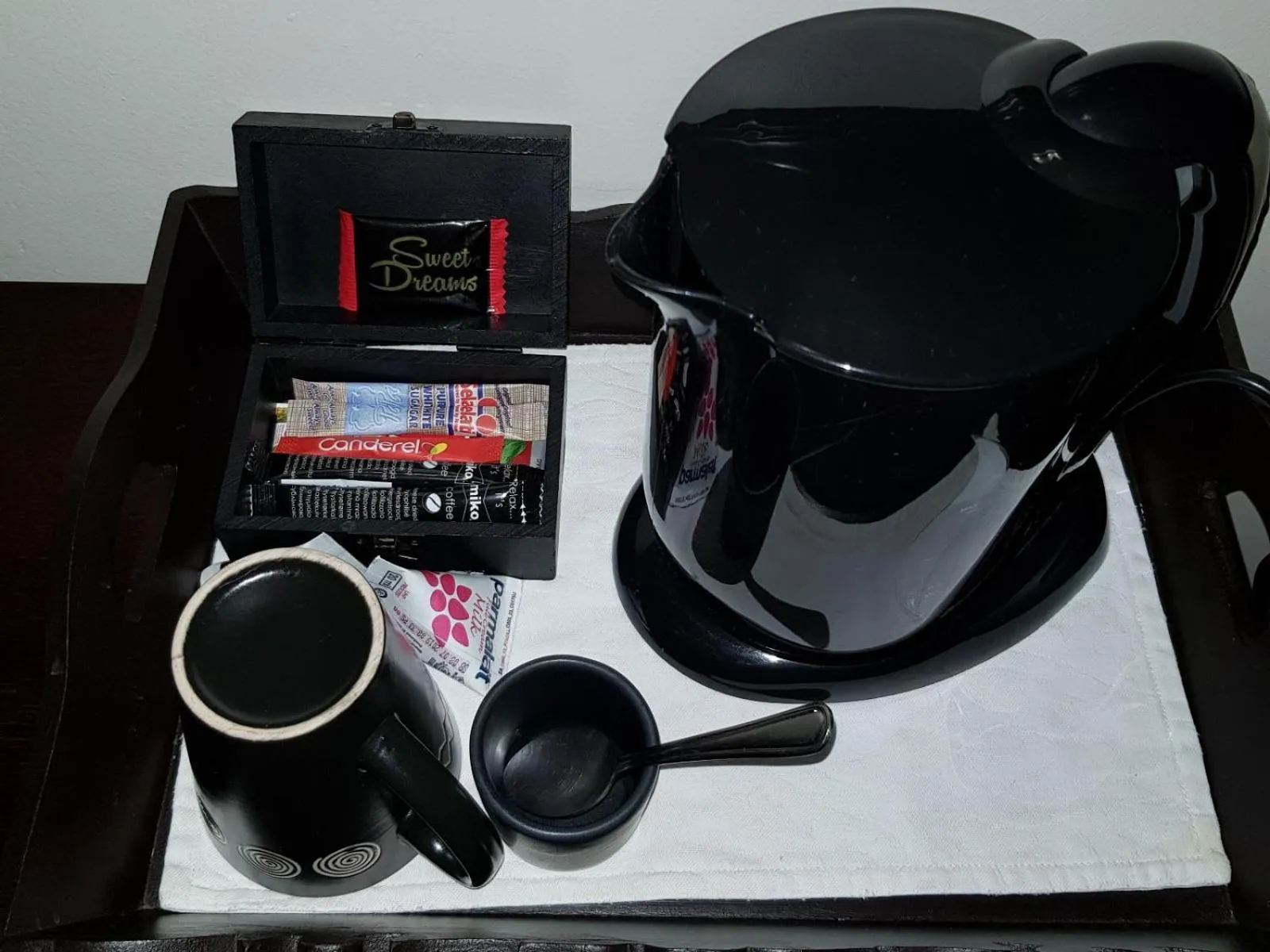 Coffee/tea facilities in Falling Feather Inn