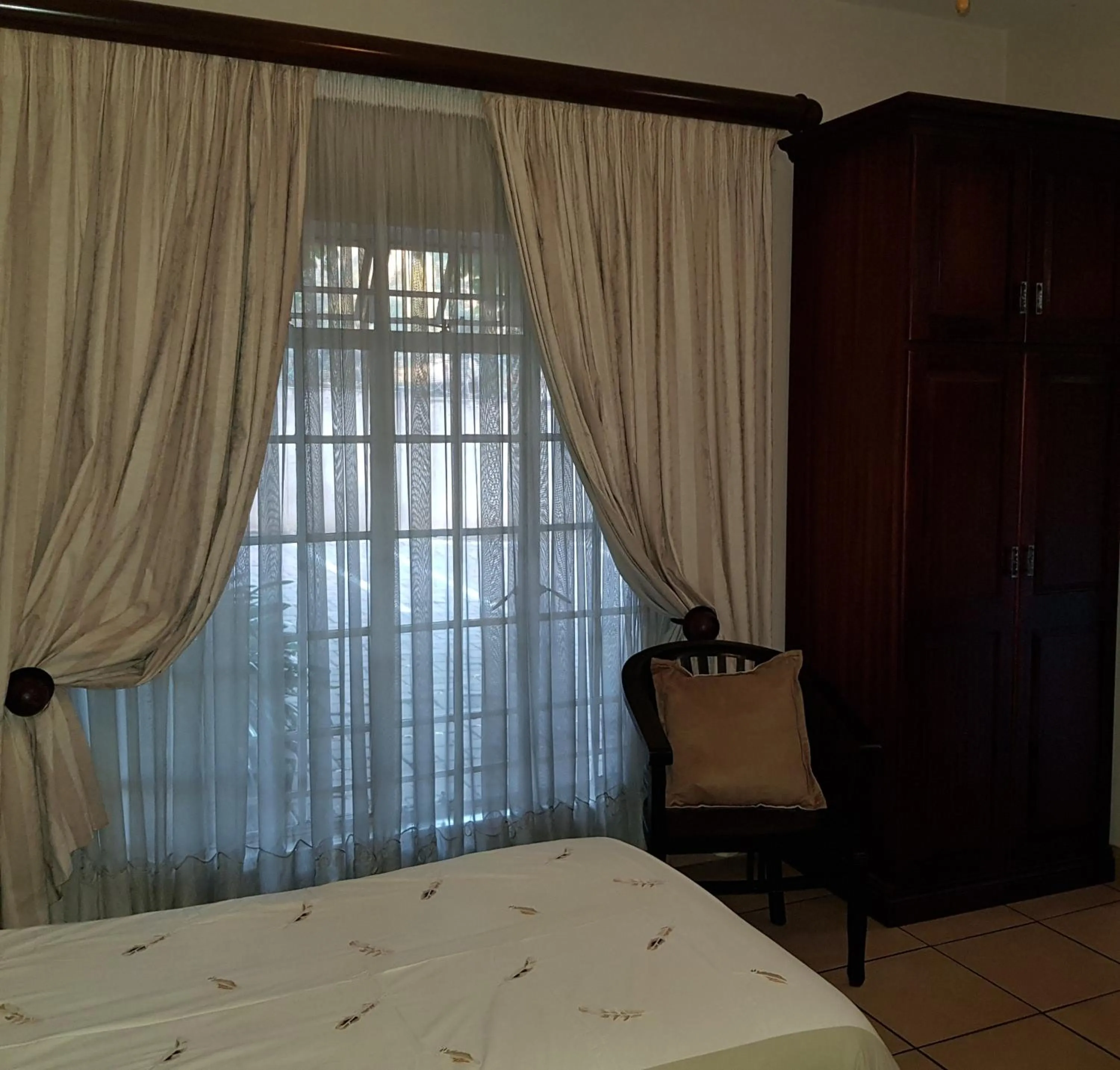 Photo of the whole room, Bed in Falling Feather Inn