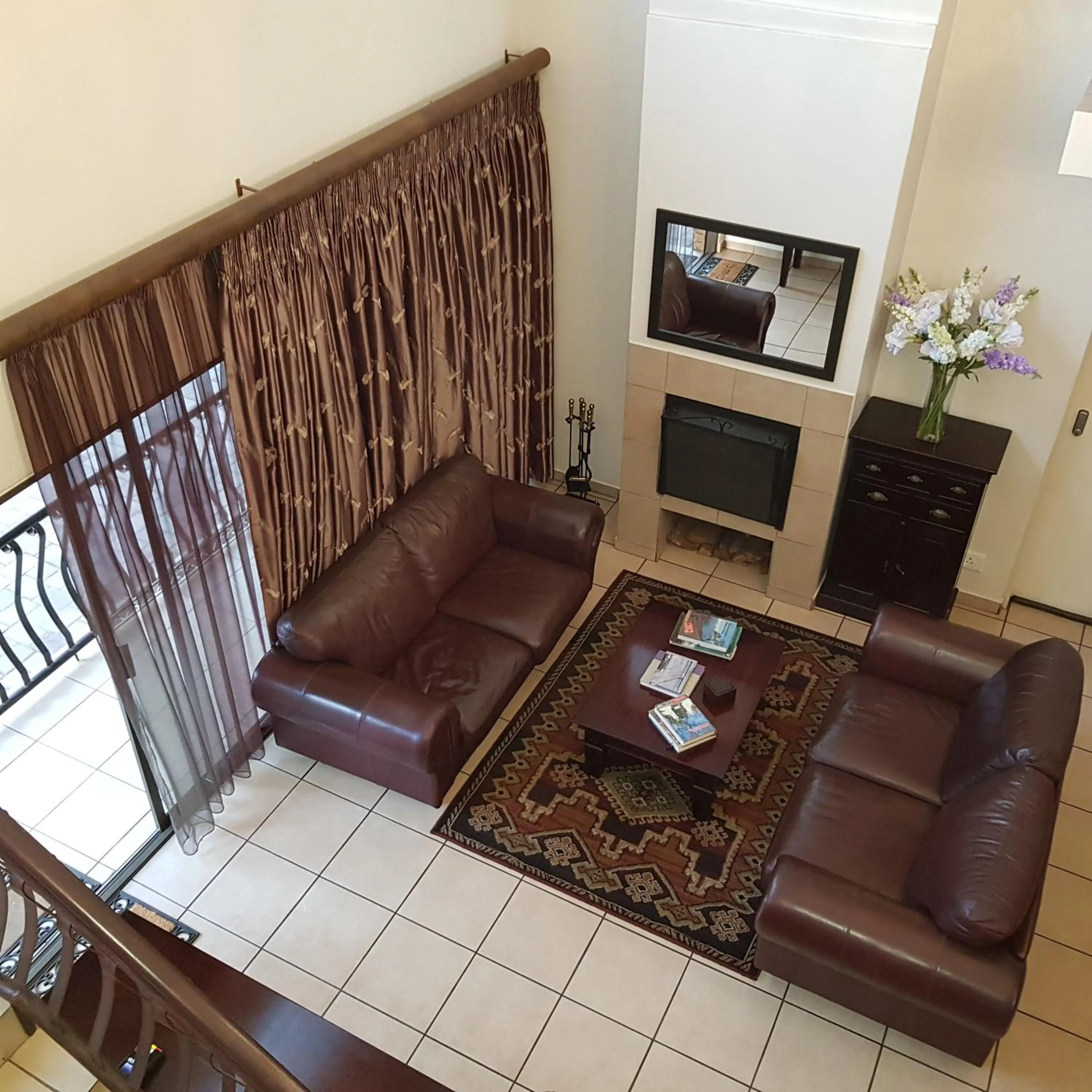 Communal lounge/ TV room in Falling Feather Inn