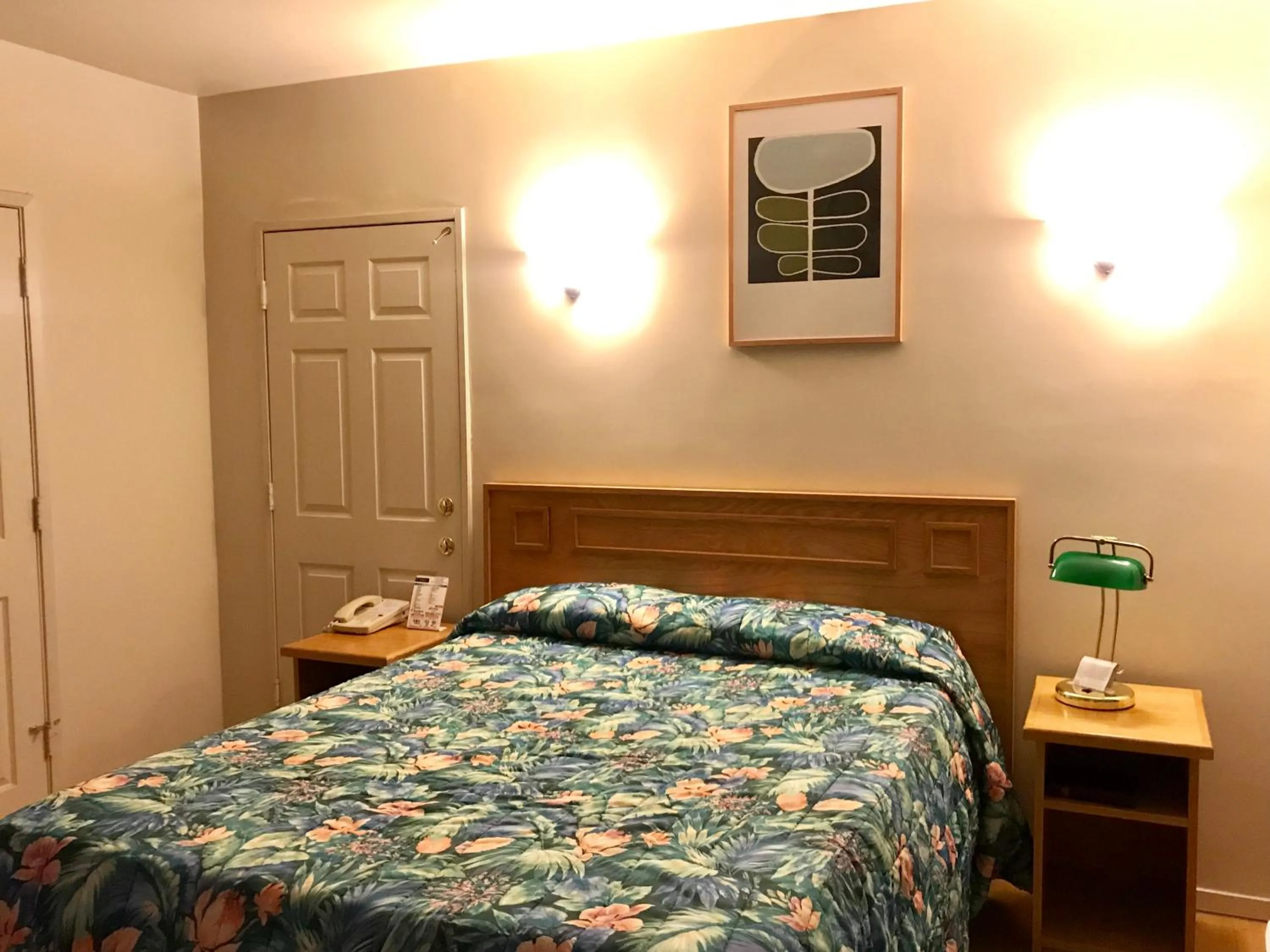 Bed in Sunrise Inn